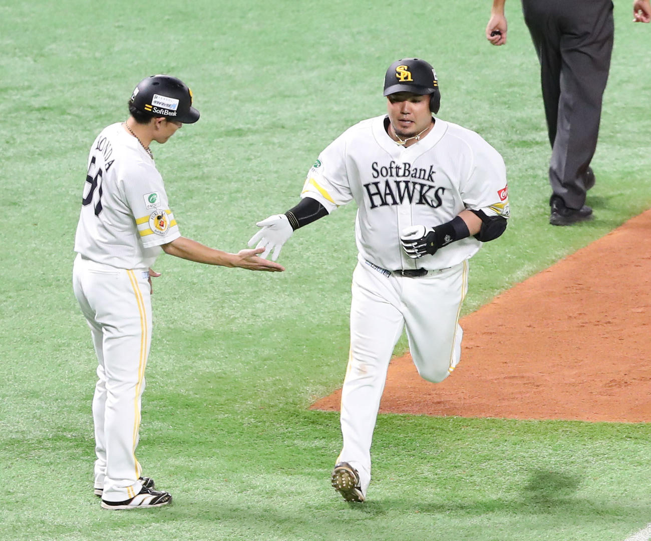 ソフトバンク対日本ハム　5回裏ソフトバンク2死、山川は左越えに本塁打を放つ（撮影・鬼束羽瑠菜）