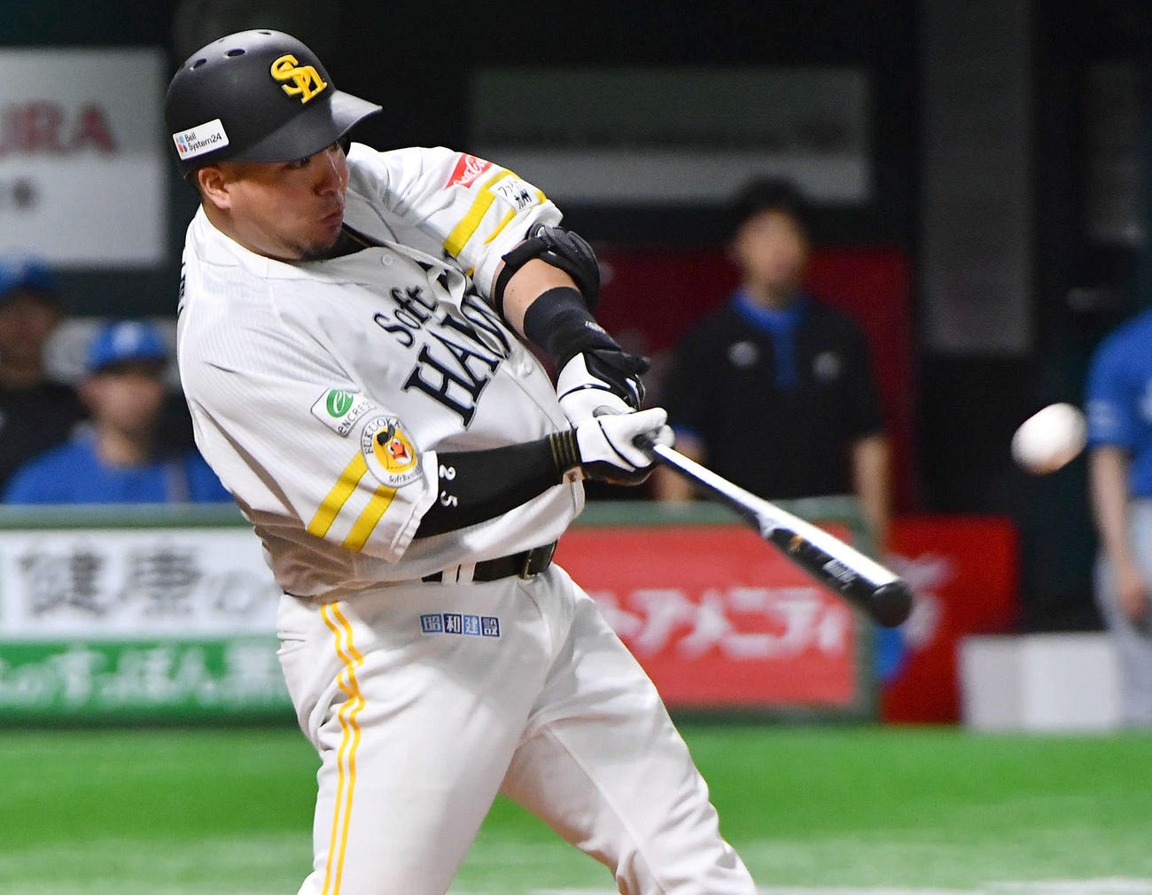 ソフトバンク対日本ハム　5回裏ソフトバンク2死、山川は左越え本塁打を放つ（撮影・岩下翔太）