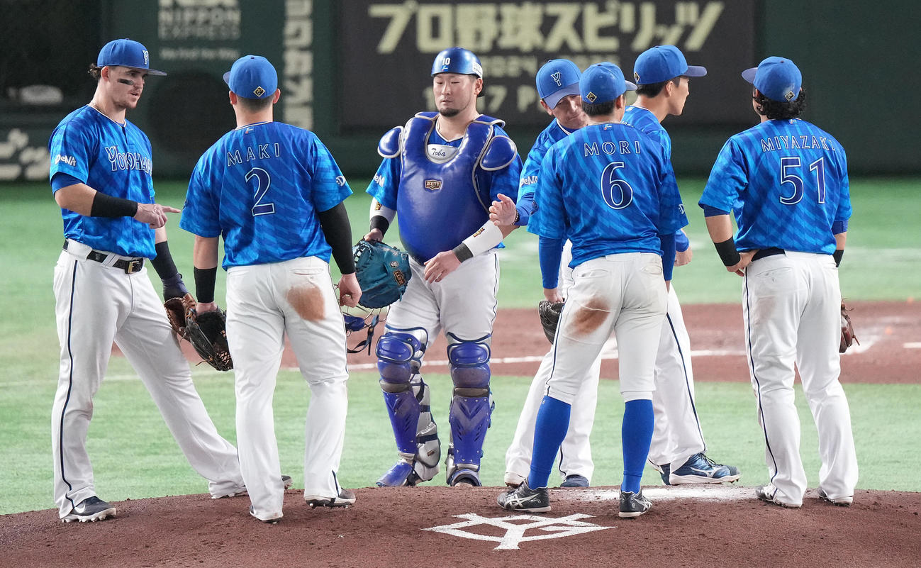 巨人対DeNA 7回裏、降板する大貫（右から2人目）をねぎらうDeNA三浦監督（同4人目）（撮影・鈴木みどり）