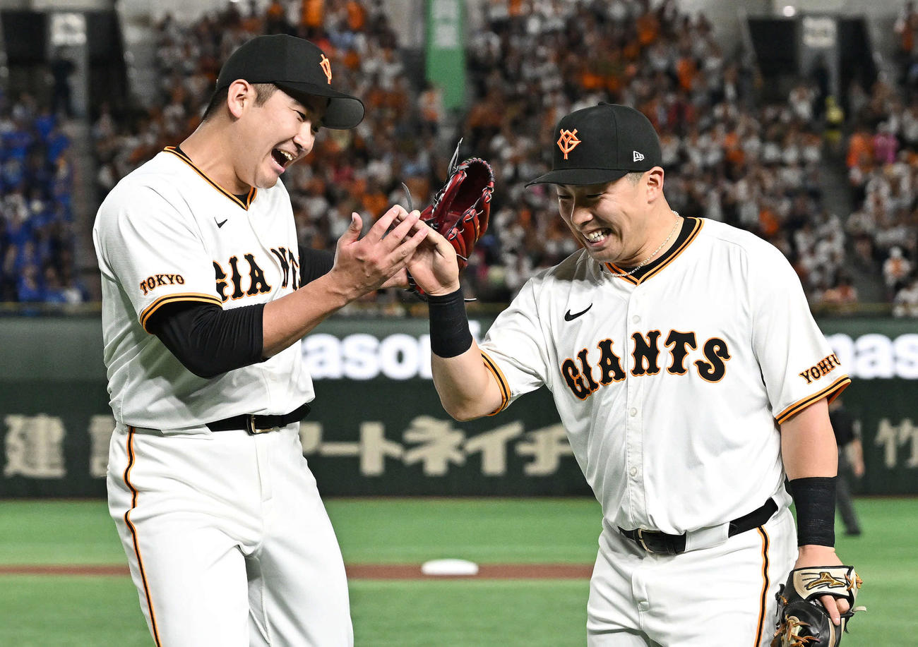 巨人対DeNA 2回表DeNA2死、森敬の右飛の打球を好捕した浅野（右）とタッチをかわす菅野（撮影・滝沢徹郎）