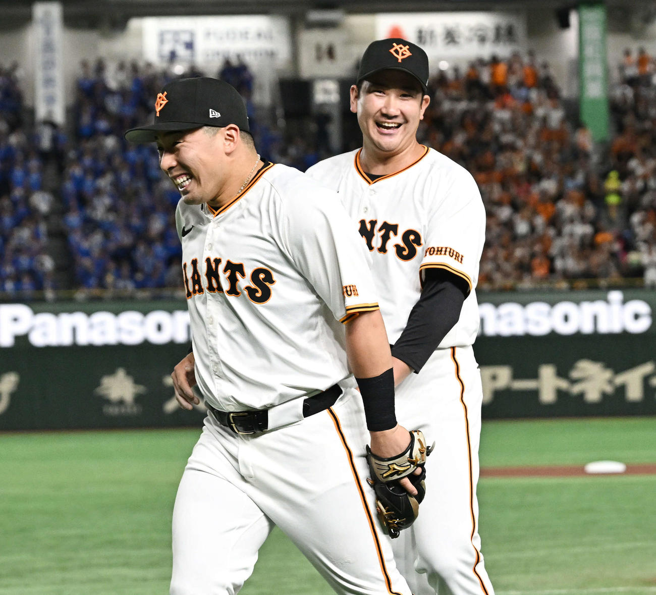 巨人対DeNA 2回表DeNA2死、森敬の右飛の打球を好捕した浅野（手前）をねぎらう菅野（撮影・滝沢徹郎）