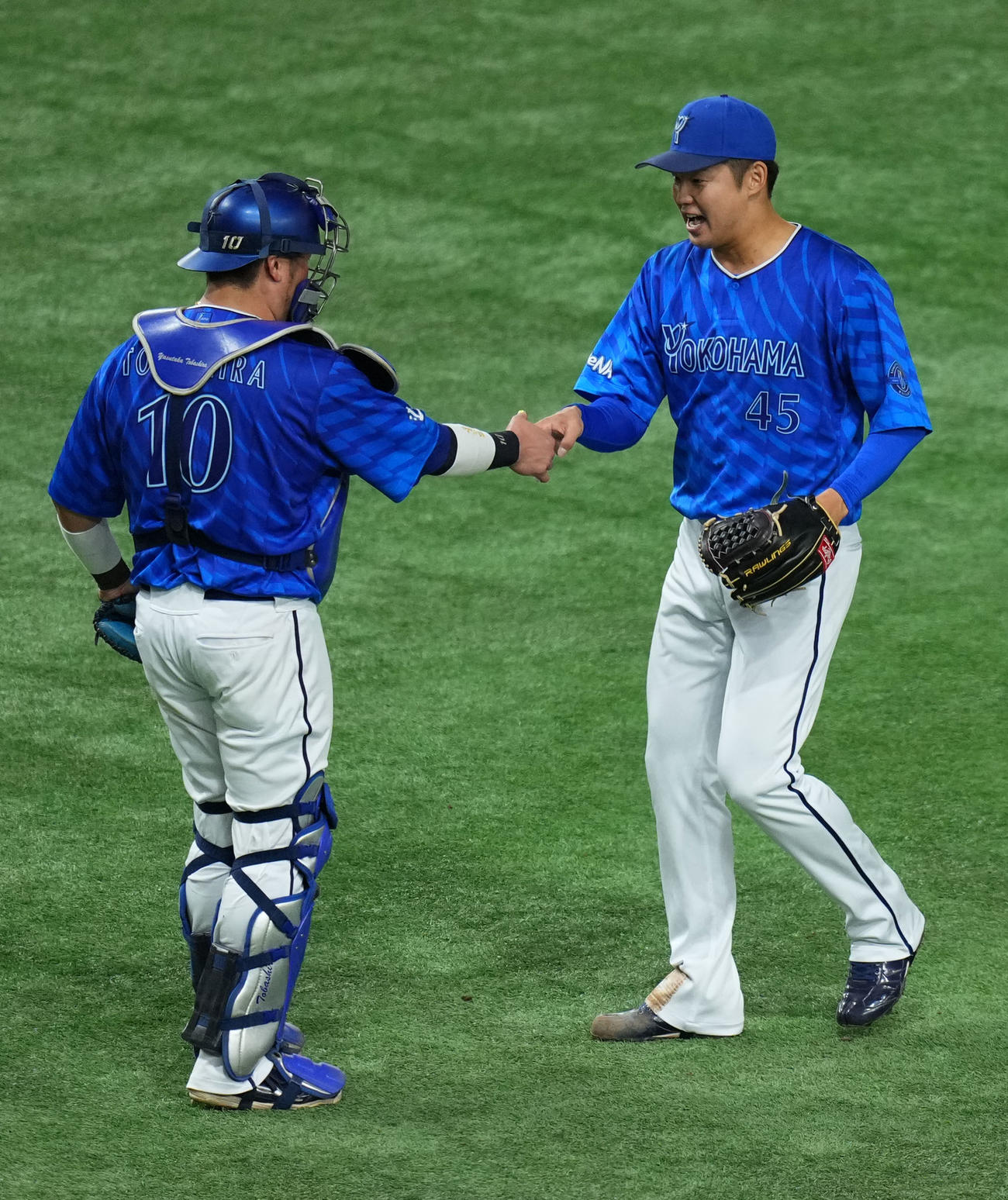 巨人対DeNA　巨人に勝利し握手を合わすDeNA森原（右）と戸柱（撮影・横山健太）