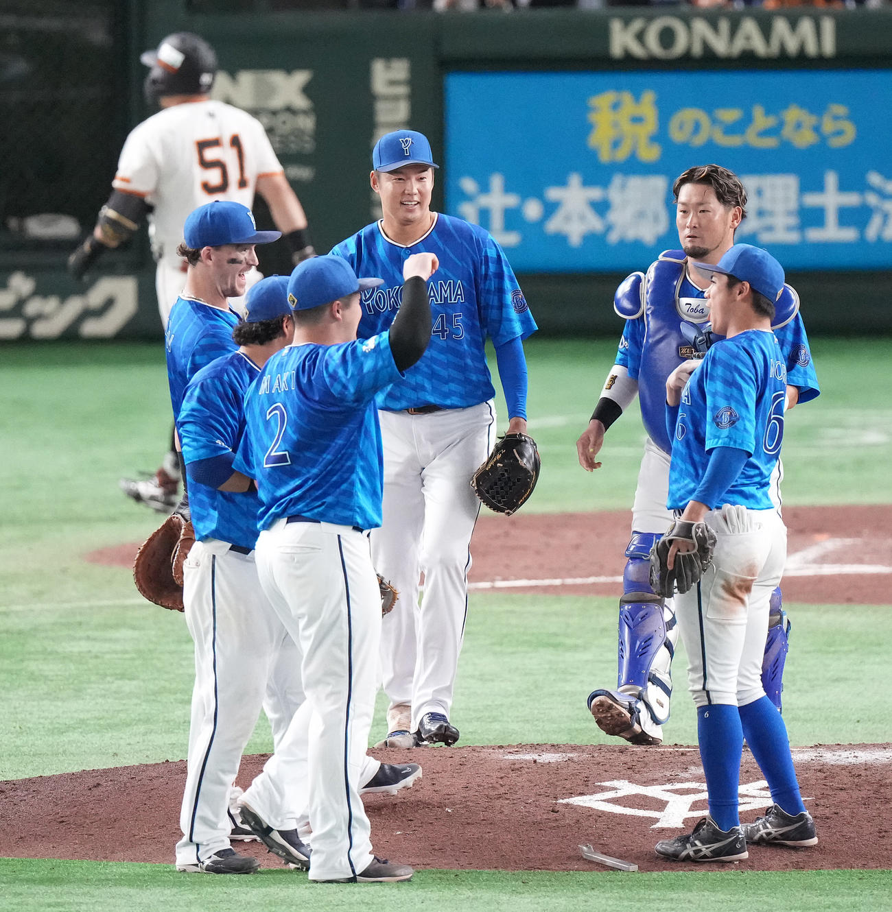 巨人対DeNA　巨人に勝利し、タッチを交わす森原（中央）らDeNAナイン（撮影・鈴木みどり）