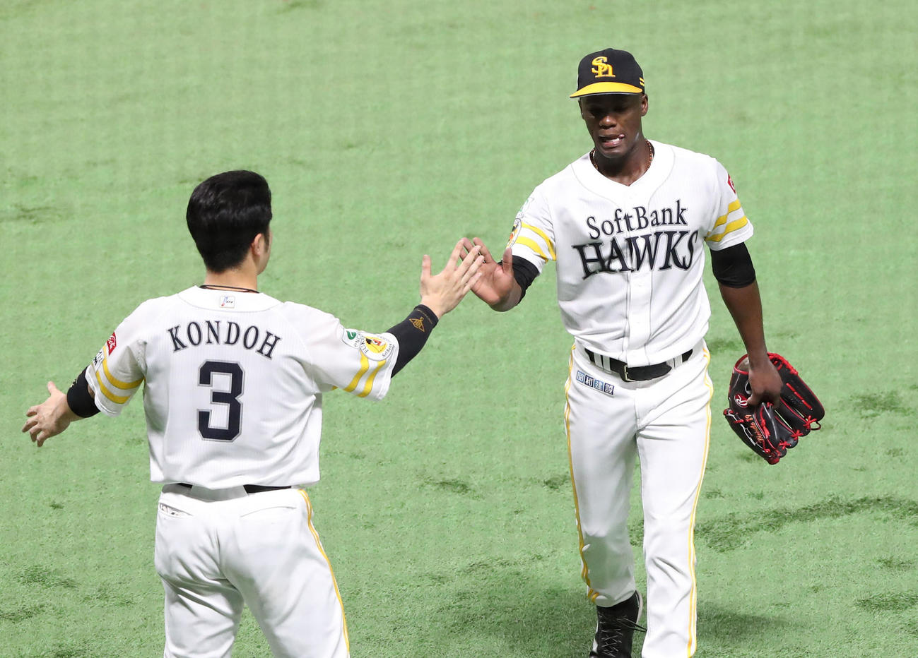 ソフトバンク対日本ハム　近藤（左）は4回を投げ終えたモイネロを出迎える（撮影・鬼束羽瑠菜）