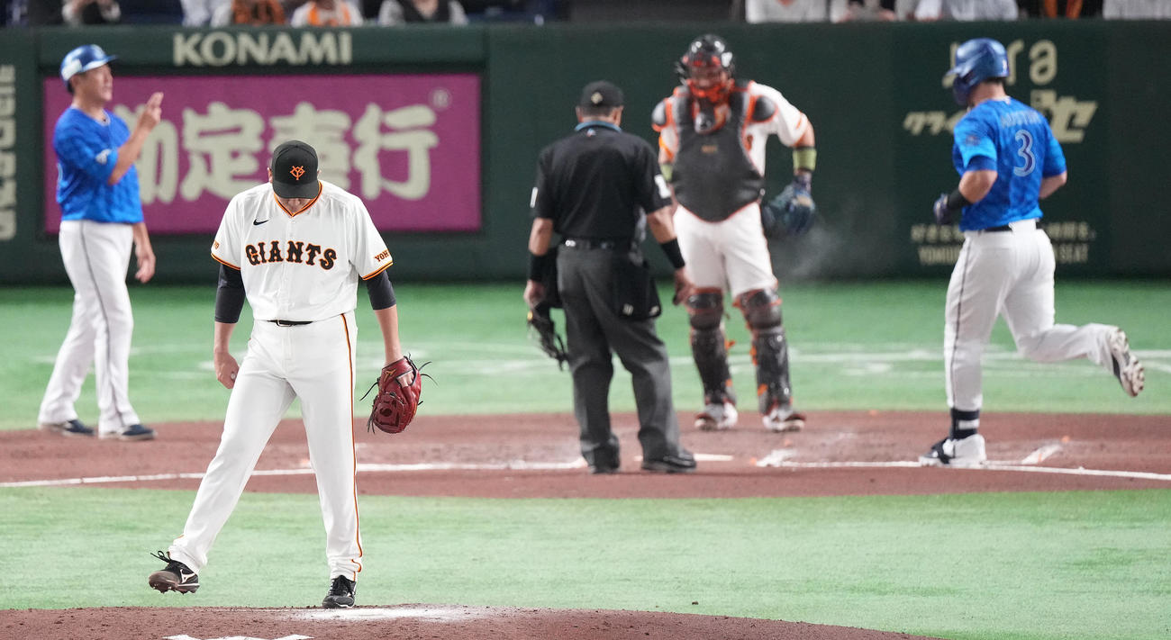 巨人対DeNA 7回表DeNA無死、オースティン（右）に右越えソロ本塁打を浴び、うつむく菅野（撮影・鈴木みどり）
