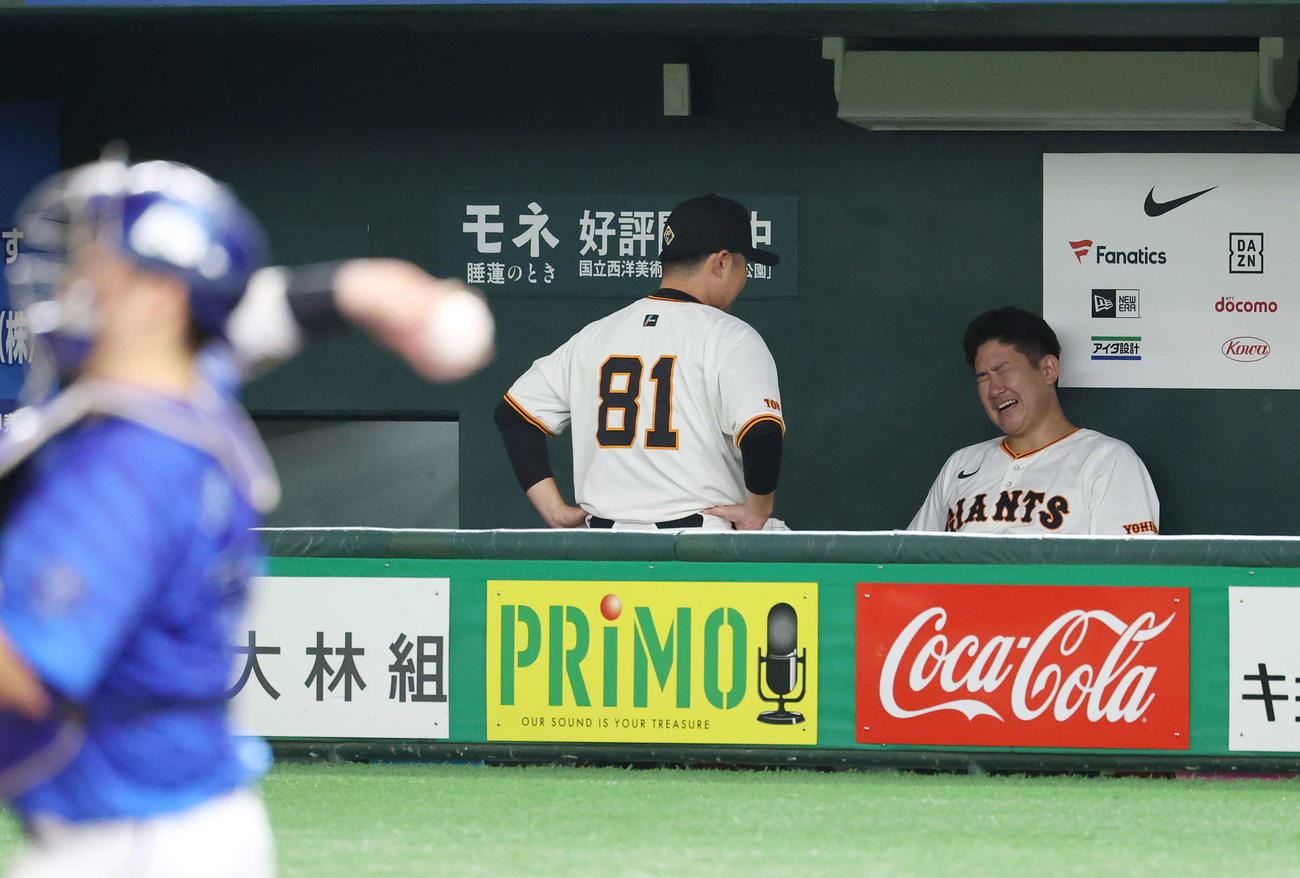 巨人対DeNA 7回表DeNA無死、オースティンにソロ本塁打を許した菅野はベンチで悔しがる（撮影・宮地輝）