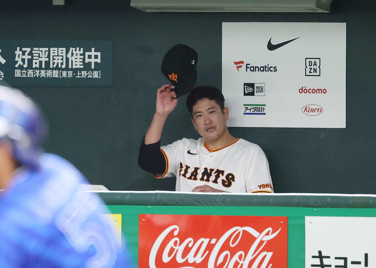 巨人対DeNA 7回表DeNA無死、オースティンに右越えソロ本塁打を浴びた菅野はベンチで悔しがる（撮影・宮地輝）