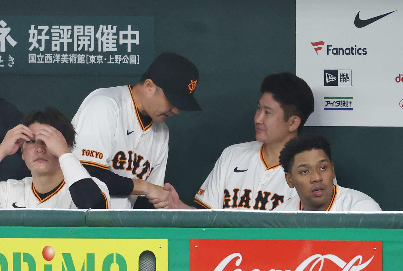 巨人対DeNA 7回裏巨人2死一塁、代打が送られ杉内投手チーフコーチ（中央左）と握手する菅野（同右）（撮影・宮地輝）