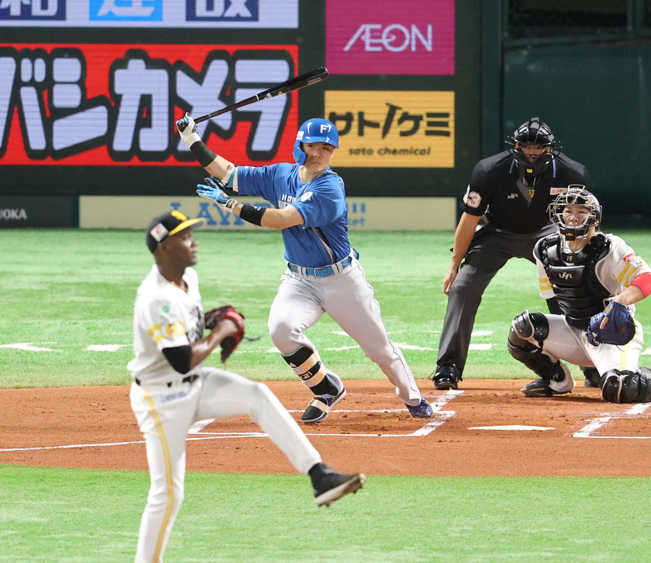 ソフトバンク対日本ハム　1回表日本ハム無死二塁、清宮は中越えに先制適時二塁打を放つ。投手モイネロ（撮影・梅根麻紀）