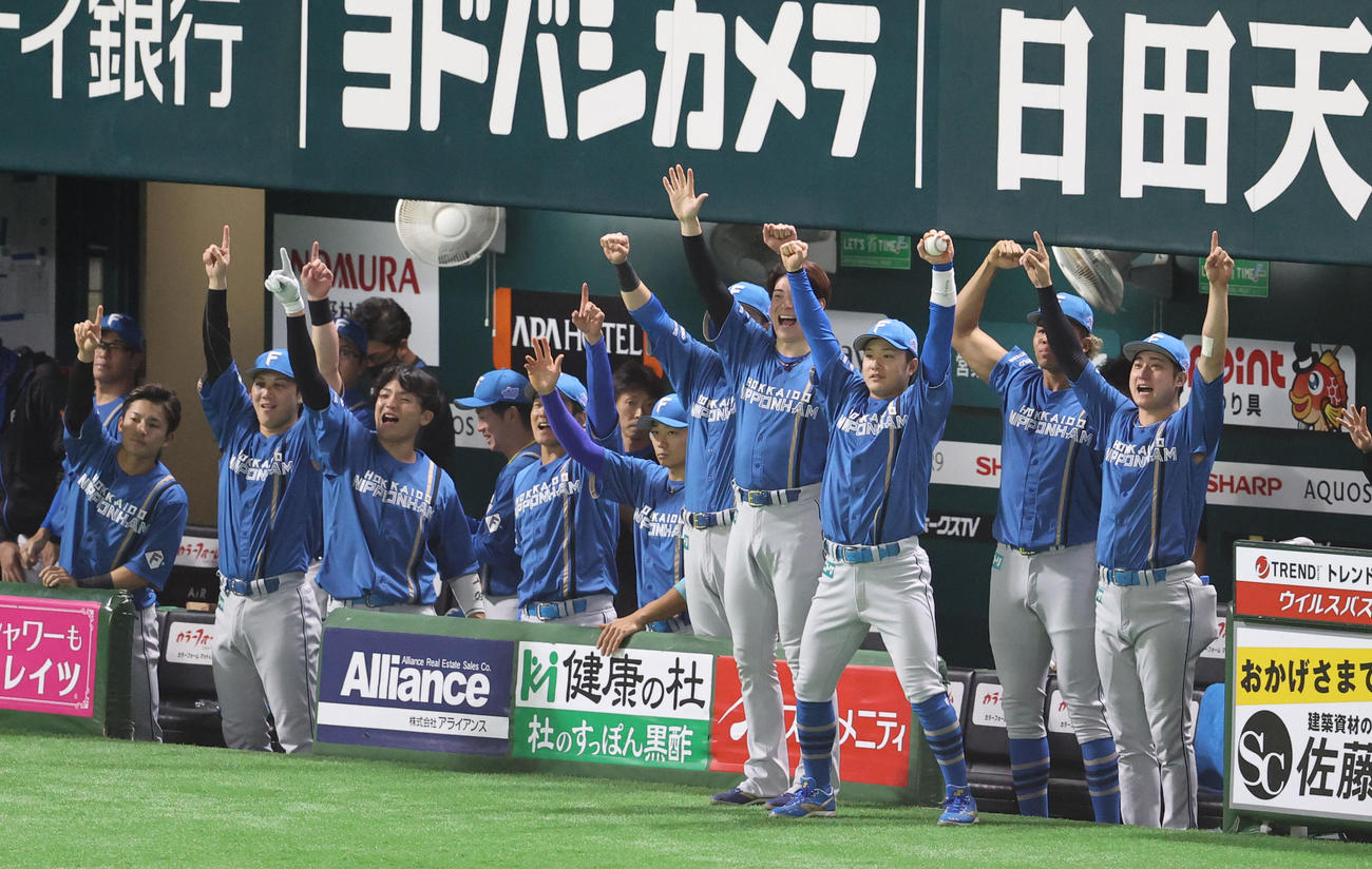 ソフトバンク対日本ハム　1回表日本ハム無死二塁、清宮の中越え先制適時二塁打で盛り上がるナイン（撮影・梅根麻紀）