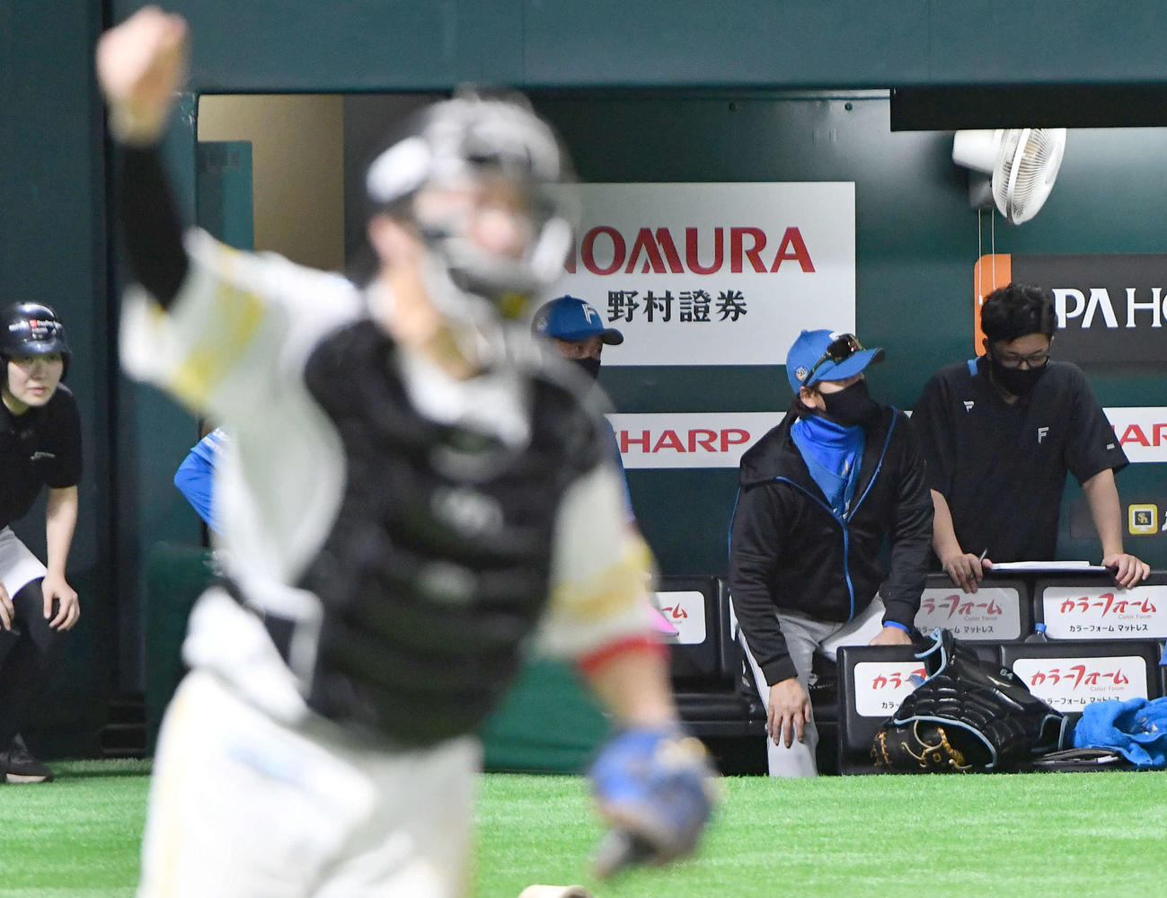 ソフトバンク対日本ハム　ソフトバンクに連敗し、ベンチを後にする新庄監督（右から2人目）（撮影・岩下翔太）