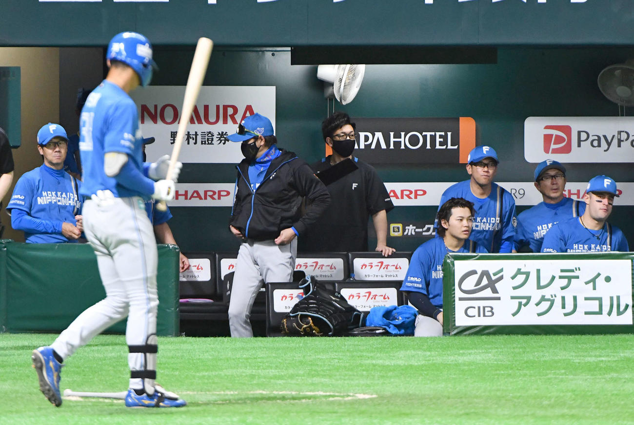 ソフトバンク対日本ハム　ソフトバンクに連敗し、ベンチを後にする新庄監督（左から3人目）と厳しい表情を見せる日本ハムナイン（撮影・岩下翔太）