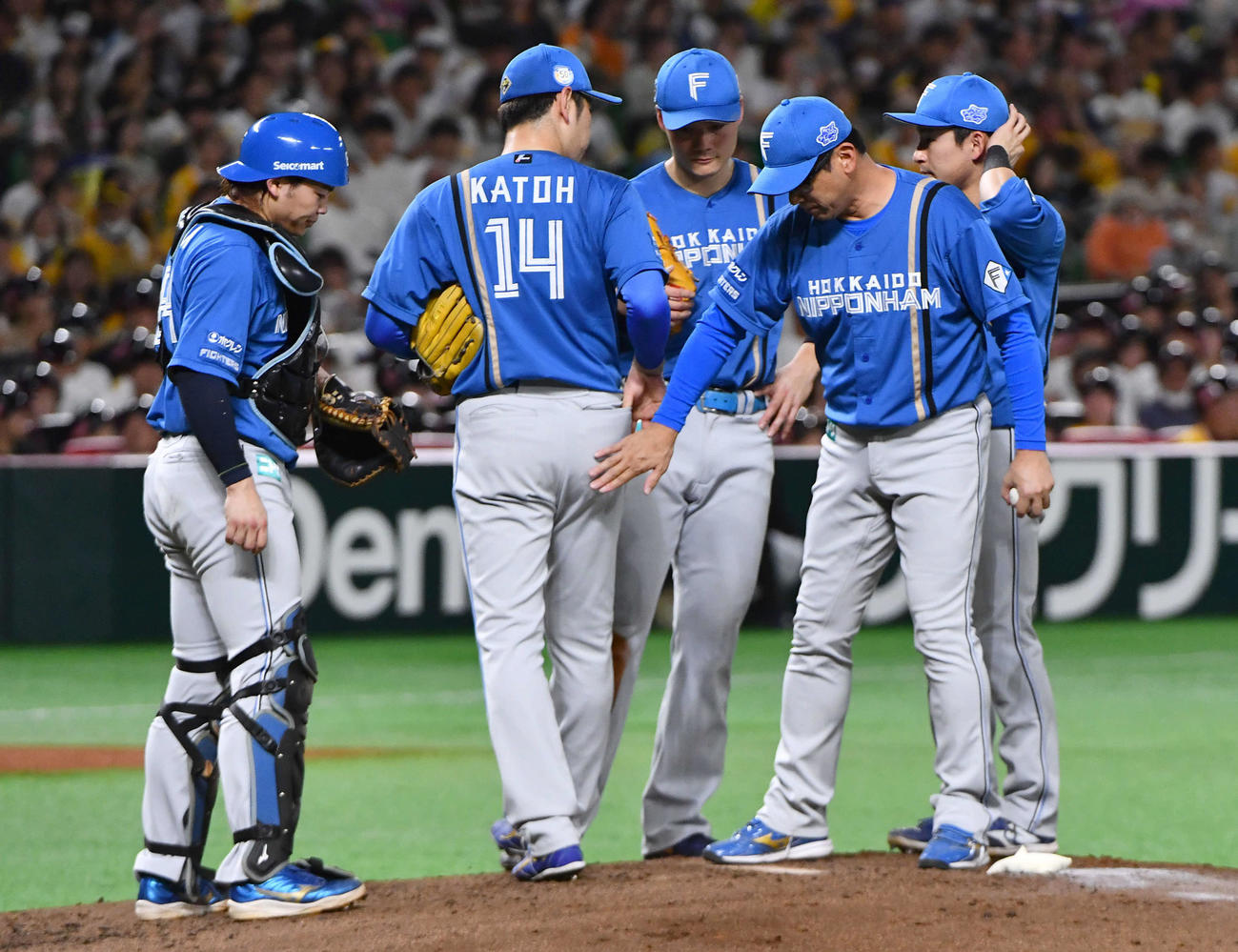 ソフトバンク対日本ハム　2回裏、途中降板となった加藤貴（左から2人目）（撮影・岩下翔太）