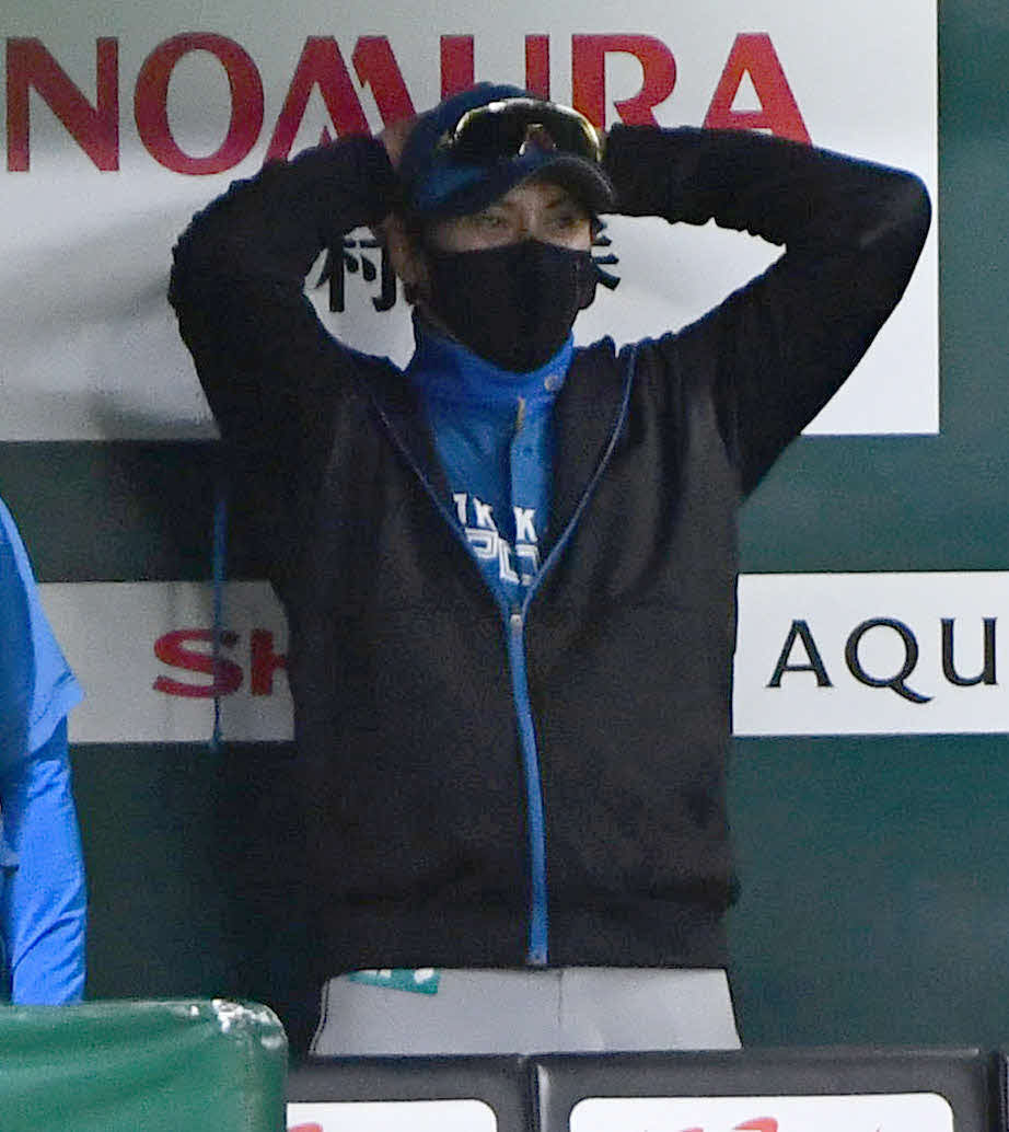 ソフトバンク対日本ハム　5回裏ソフトバンク2死、山川が打席に入り、頭を抱える新庄監督（撮影・岩下翔太）