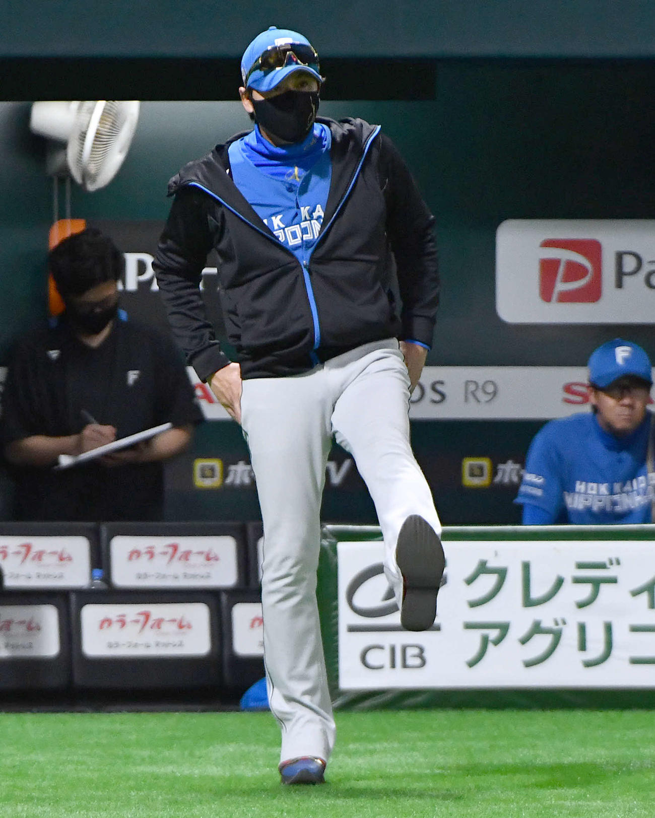 ソフトバンク対日本ハム　6回裏ソフトバンク2死満塁、柳田に押し出し四球を与え、悔しそうに投手交代に向かう新庄監督（撮影・岩下翔太）