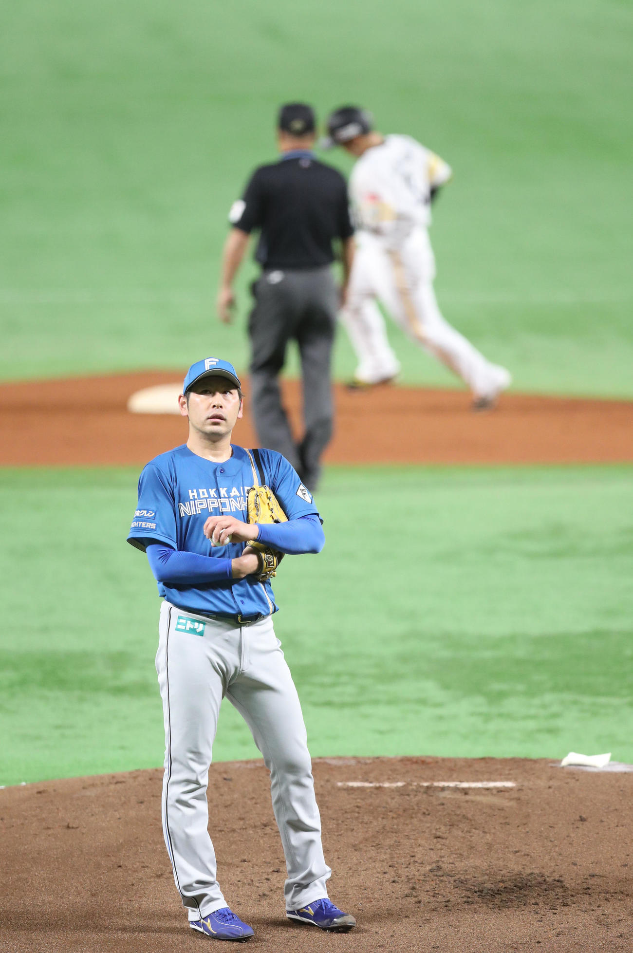 ソフトバンク対日本ハム　1回裏ソフトバンク2死一塁、近藤に右越えの勝ち越し本塁打を浴びた加藤貴（撮影・鬼束羽瑠菜）