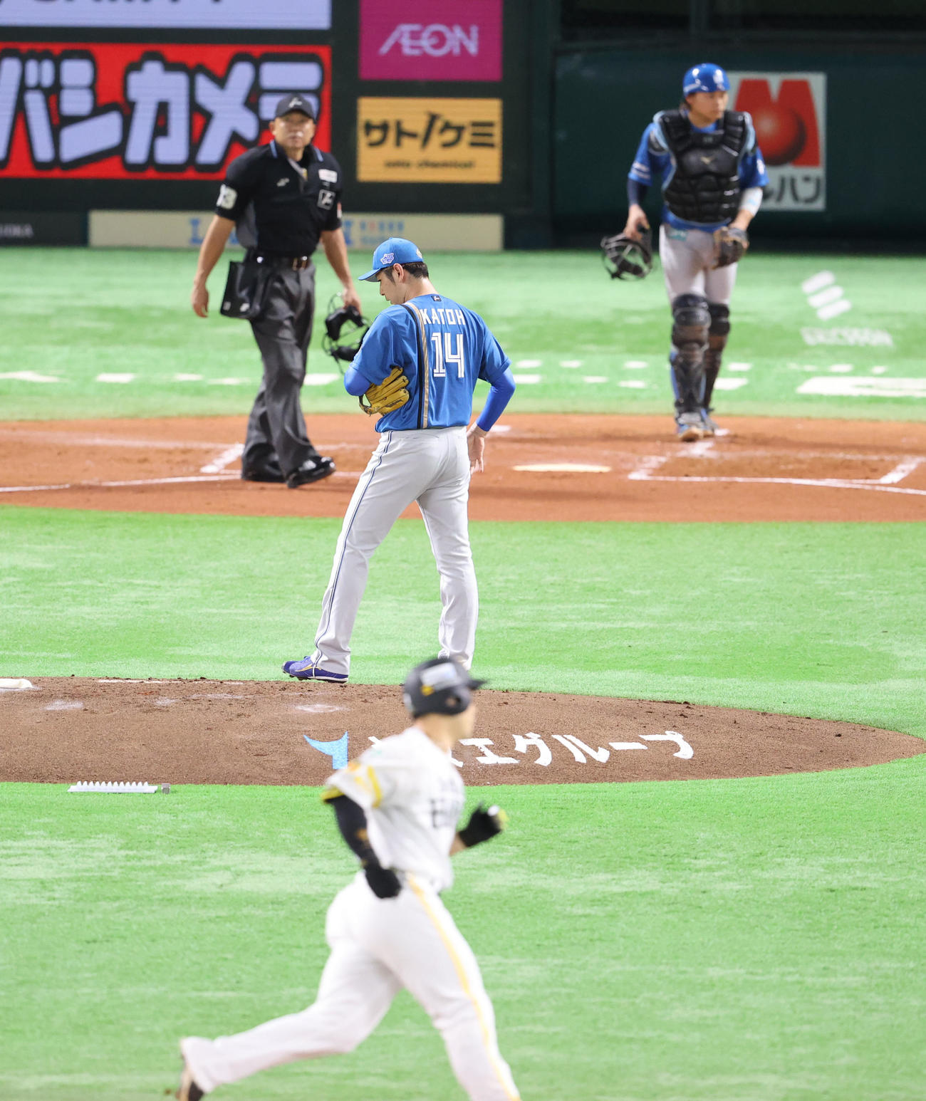 ソフトバンク対日本ハム　1回裏ソフトバンク2死一塁、近藤に右越え勝ち越し2点本塁打を浴びた加藤貴（撮影・梅根麻紀）