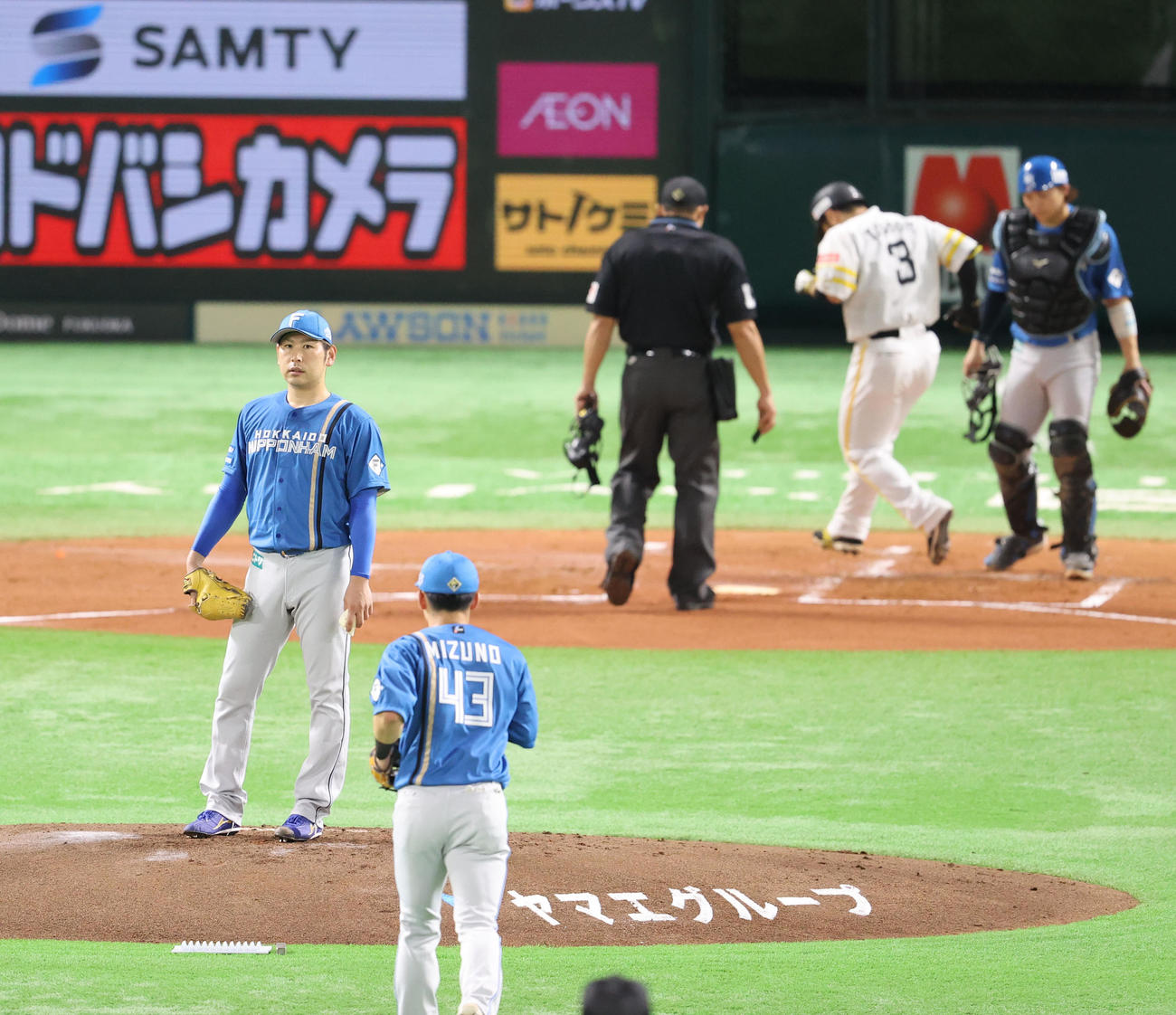 ソフトバンク対日本ハム　1回裏ソフトバンク2死一塁、近藤に右越え勝ち越し2点本塁打を浴びた加藤貴（撮影・梅根麻紀）