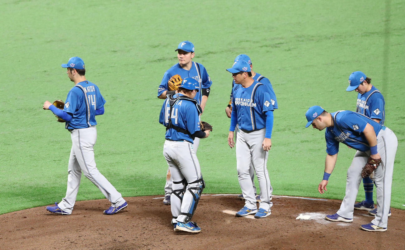 ソフトバンク対日本ハム　2回裏ソフトバンク2死、降板する加藤貴（撮影・鬼束羽瑠菜）
