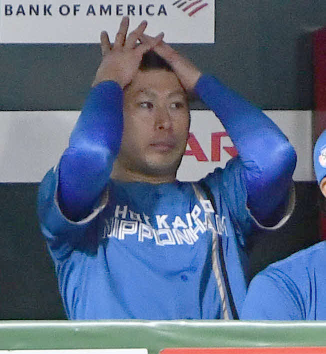 ソフトバンク対日本ハム　2回裏、途中降板となった加藤貴はベンチで汗をぬぐう（撮影・岩下翔太）