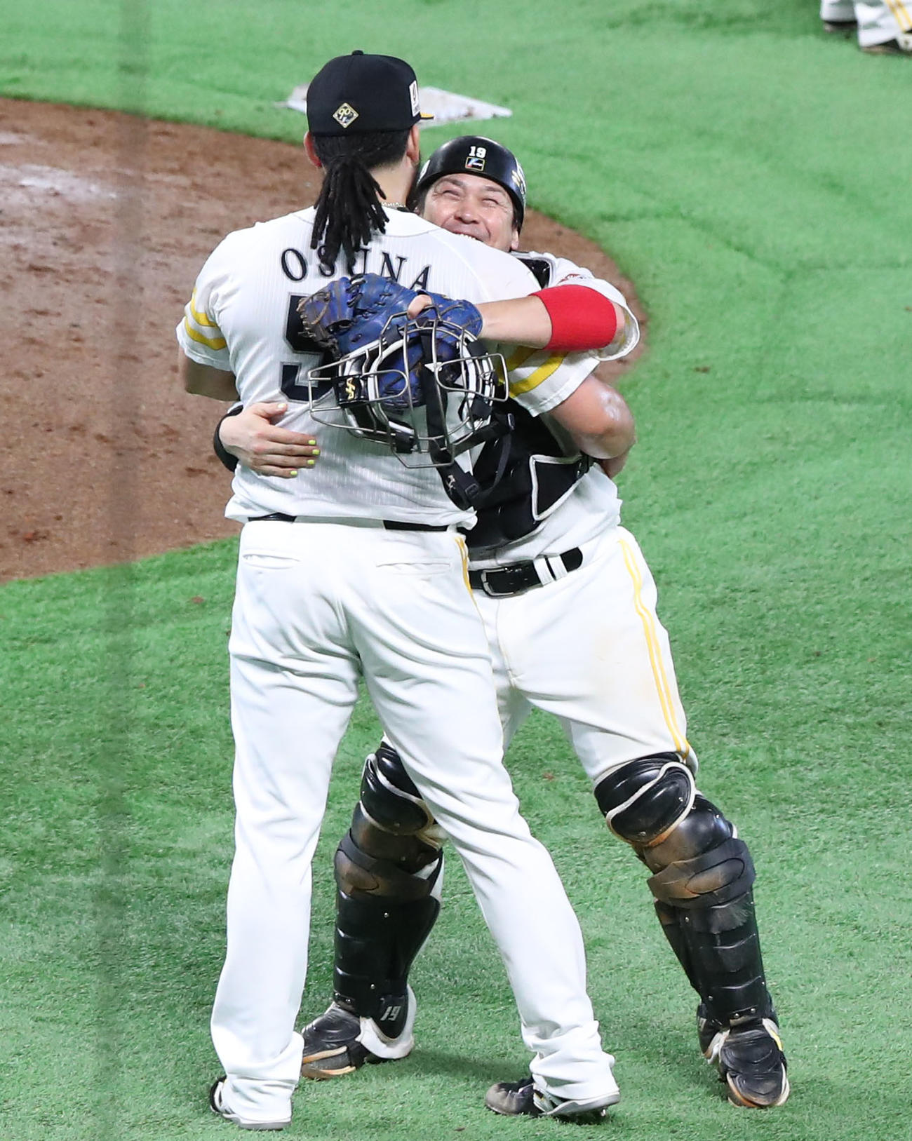 ソフトバンク対日本ハム　日本ハムに勝利し甲斐（奥）とハグするオスナ（撮影・鬼束羽瑠菜）