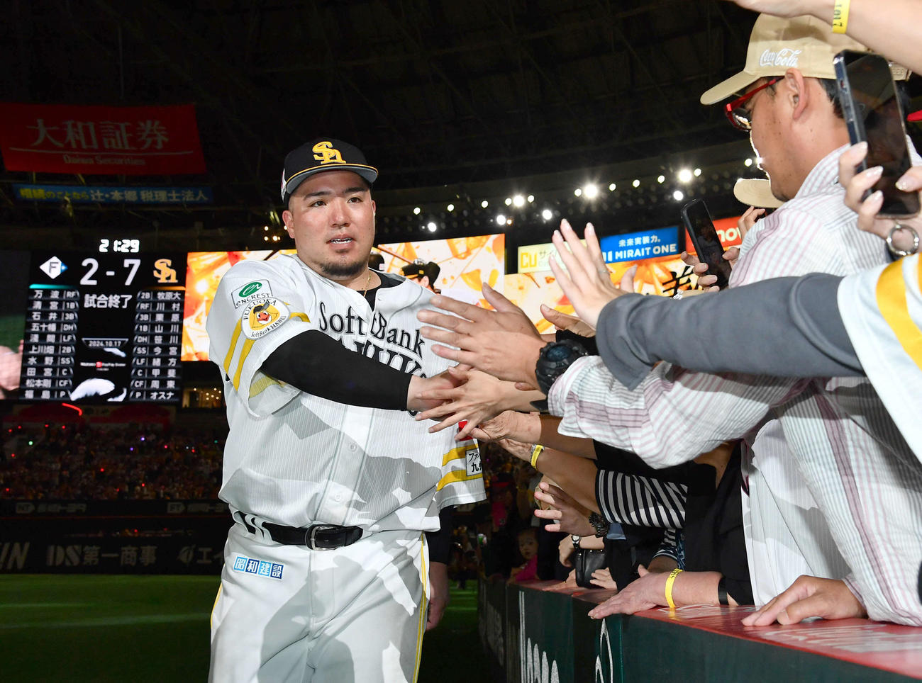 ソフトバンク対日本ハム　日本ハムに連勝し、ファンとタッチを交わす山川（撮影・岩下翔太）