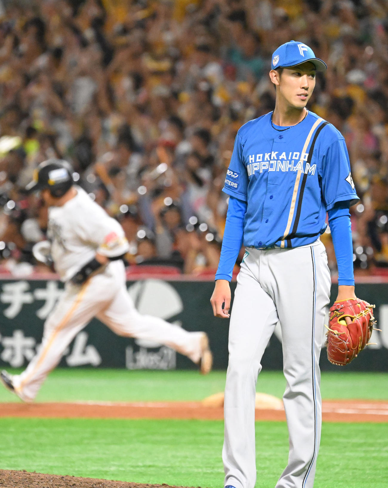 ソフトバンク対日本ハム　7回裏ソフトバンク無死、福島（右）は山川の3号ソロ本塁打を浴びる（撮影・林敢治）