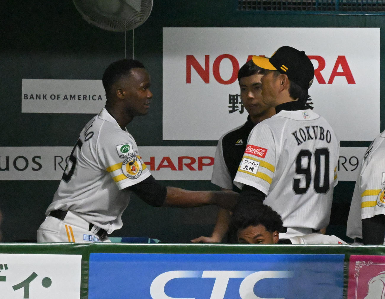 ソフトバンク対日本ハム　6回表終わり、ベンチで小久保監督（右）と握手を交わすモイネロ（撮影・林敢治）