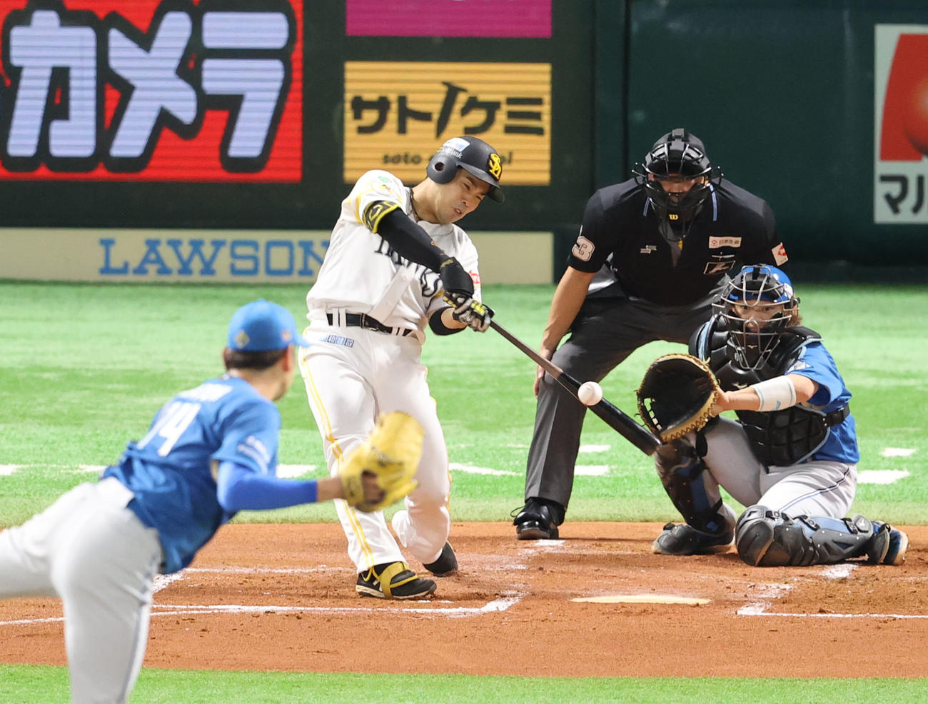 ソフトバンク対日本ハム　1回裏ソフトバンク2死一塁、近藤は右越えに勝ち越し2点本塁打を放つ（撮影・梅根麻紀）