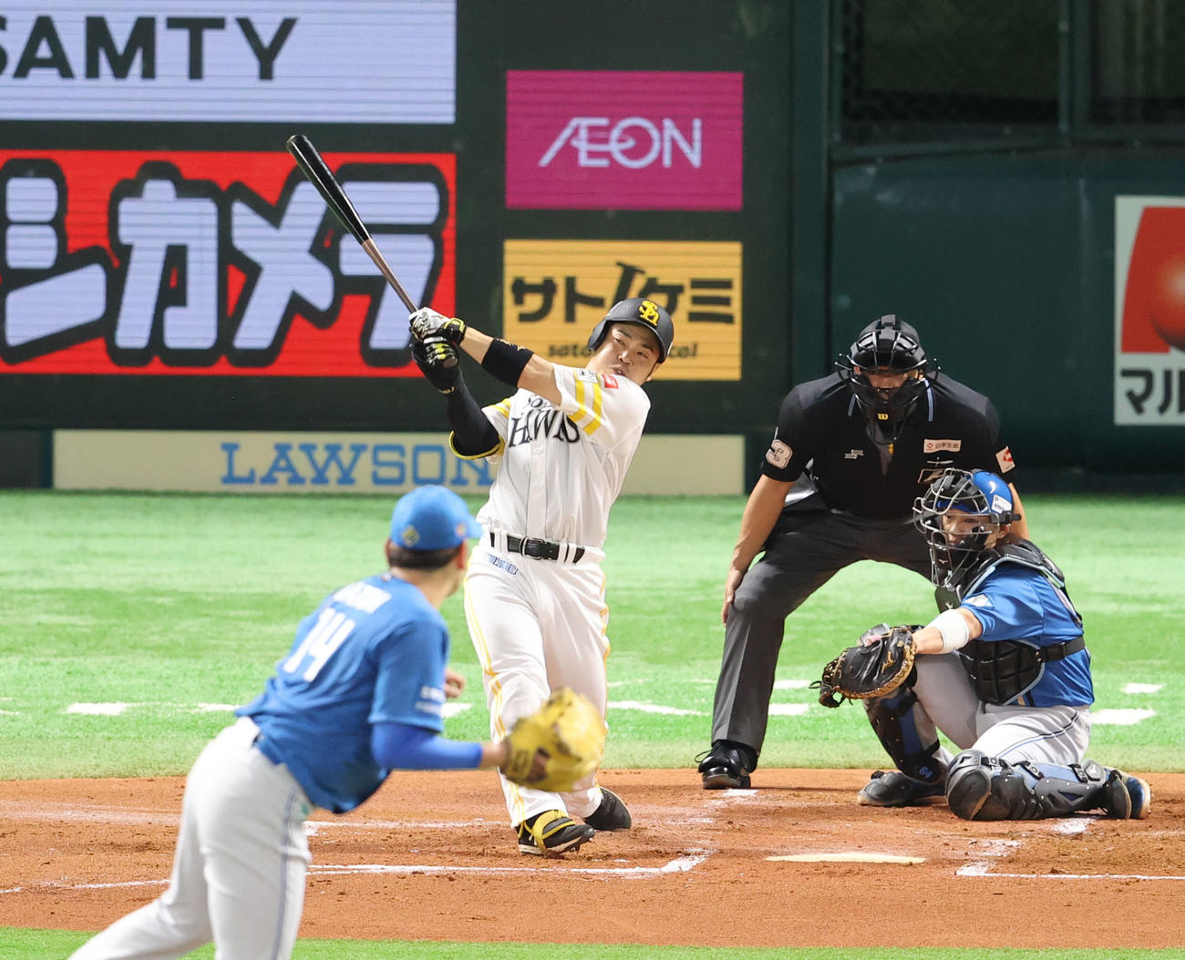 ソフトバンク対日本ハム　1回裏ソフトバンク2死一塁、近藤は右越えに勝ち越し2点本塁打を放つ（撮影・梅根麻紀）