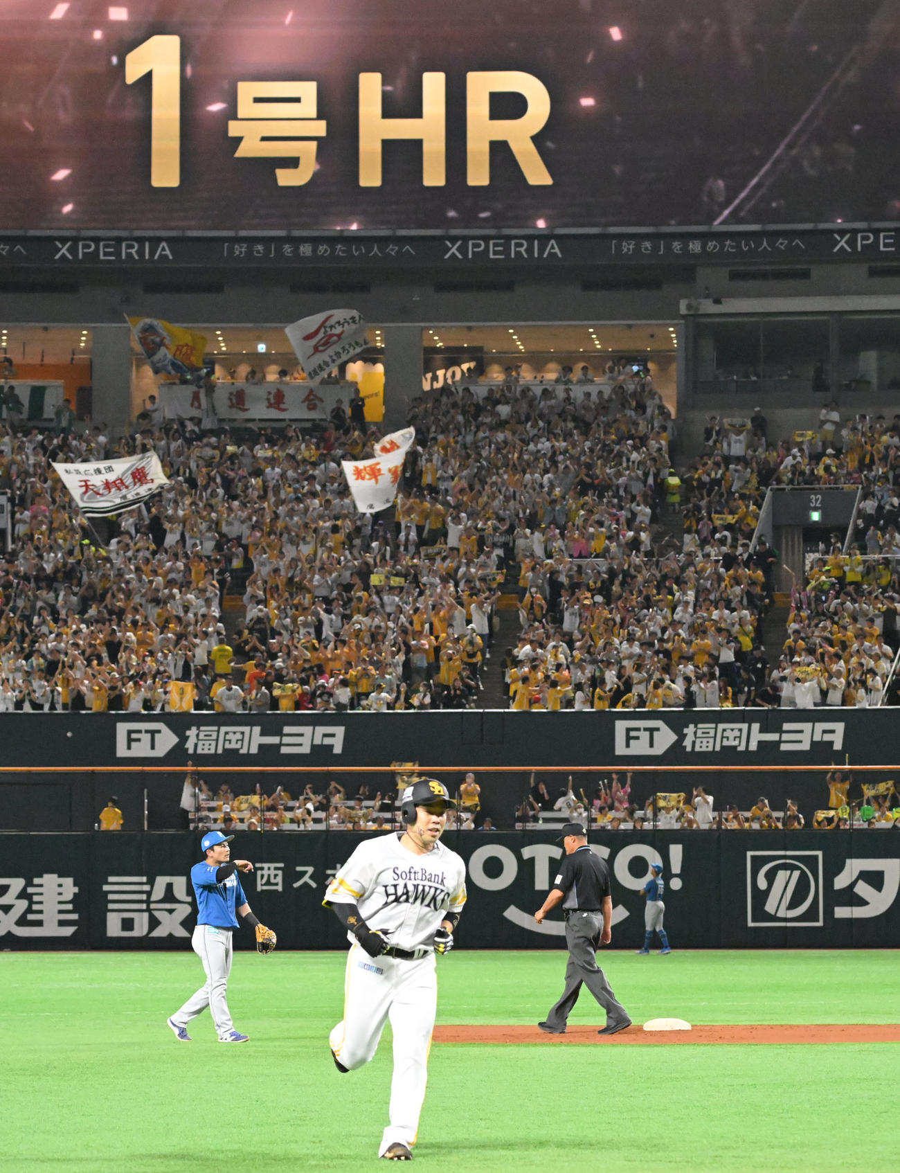 ソフトバンク対日本ハム　1回裏ソフトバンク2死一塁、近藤は勝ち越し2点本塁打を放つ（撮影・林敢治）