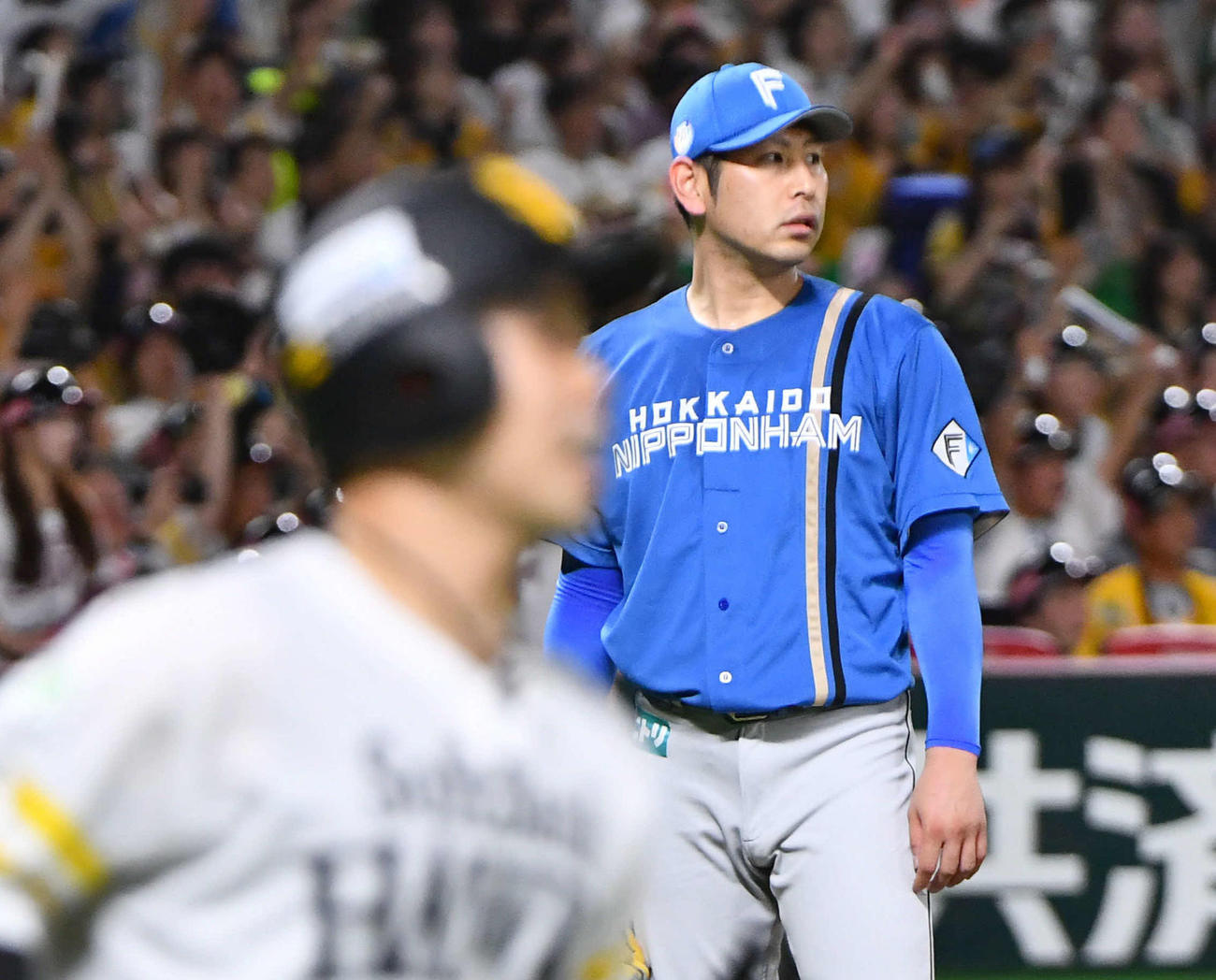 ソフトバンク対日本ハム　1回裏ソフトバンク2死一塁、近藤（左）に勝ち越しの右越え2点本塁打を打たれた加藤貴（撮影・岩下翔太）