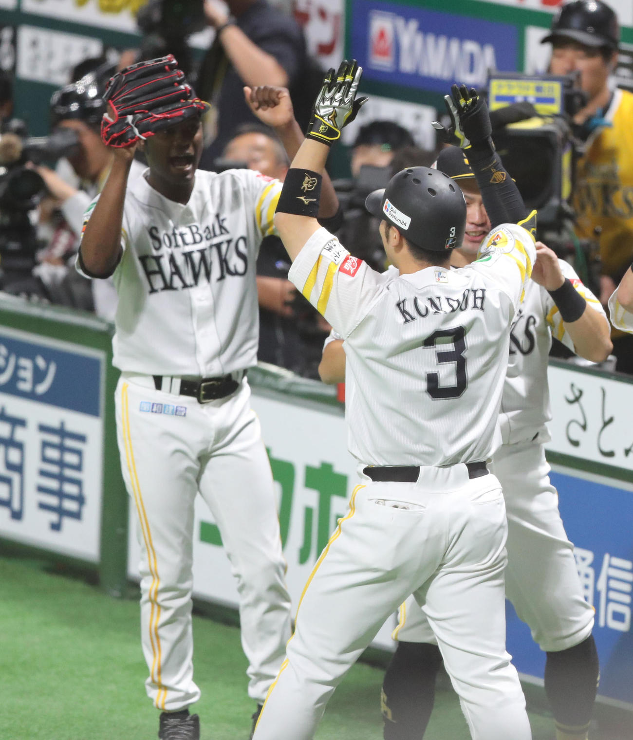 ソフトバンク対日本ハム　1回裏ソフトバンク2死一塁、近藤（右）は右越えの勝ち越し本塁打を放ちモイネロと喜び合う（撮影・鬼束羽瑠菜）