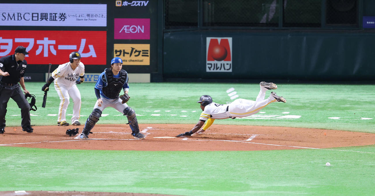 ソフトバンク対日本ハム　1回裏ソフトバンク2死二塁、山川穂高の左前同点適時打で生還するダウンズ（撮影・梅根麻紀）