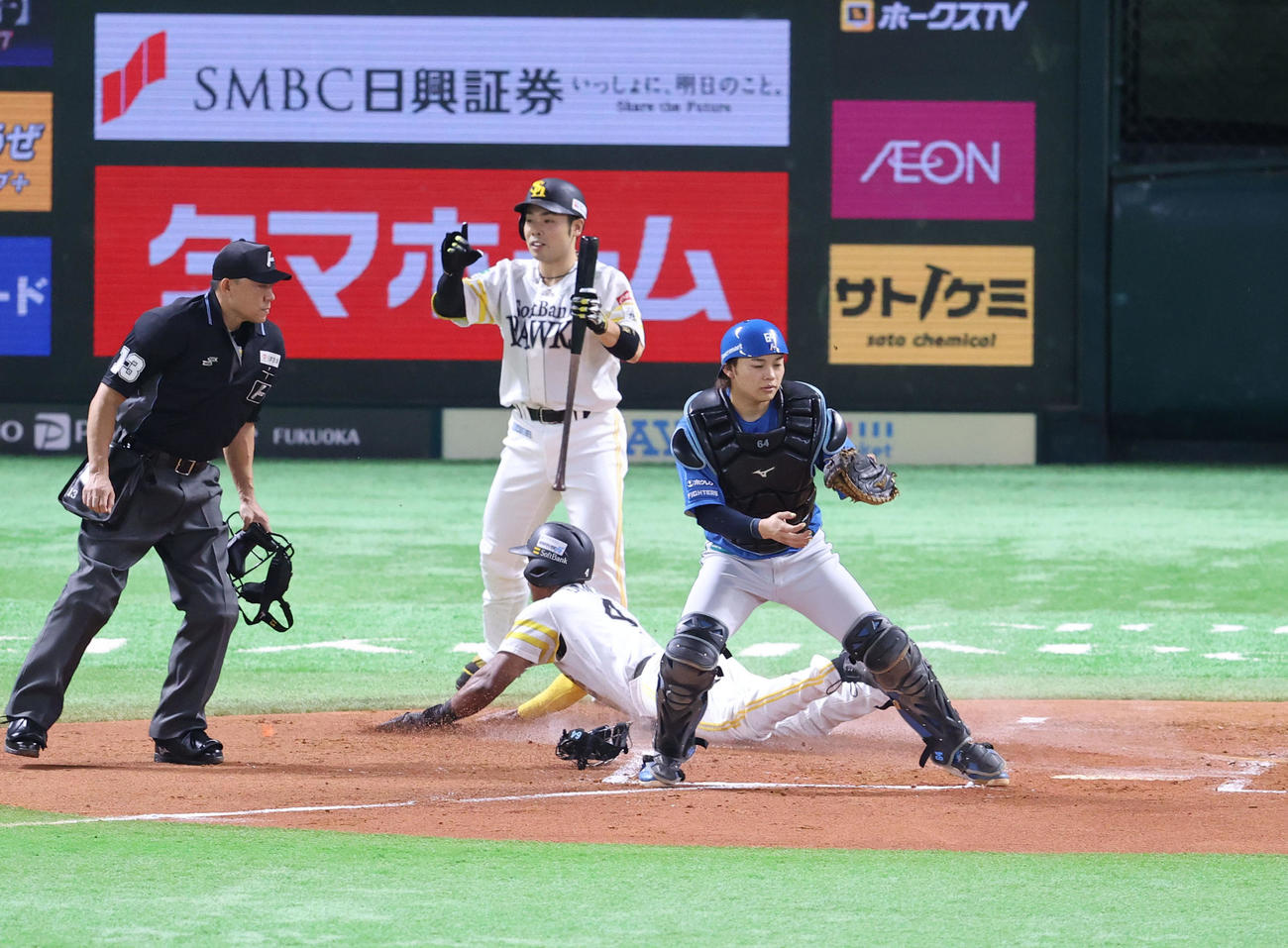 ソフトバンク対日本ハム　1回裏ソフトバンク2死二塁、山川穂高の左前同点適時打で生還するダウンズ（撮影・梅根麻紀）