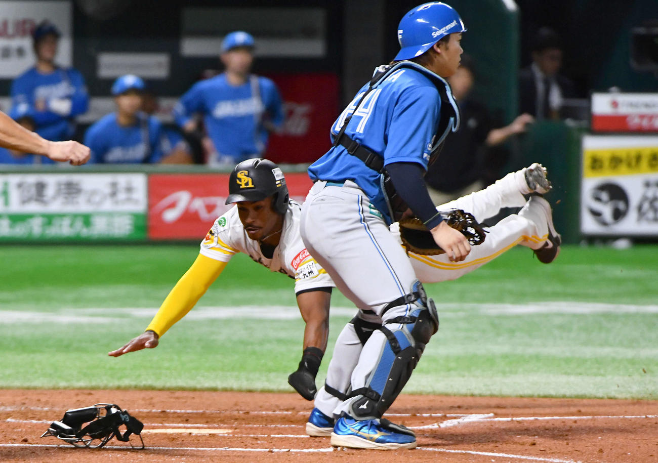 ソフトバンク対日本ハム　1回裏ソフトバンク2死二塁、山川の同点左前適時打で、ヘッドスライディングで生還したダウンズ（撮影・岩下翔太）