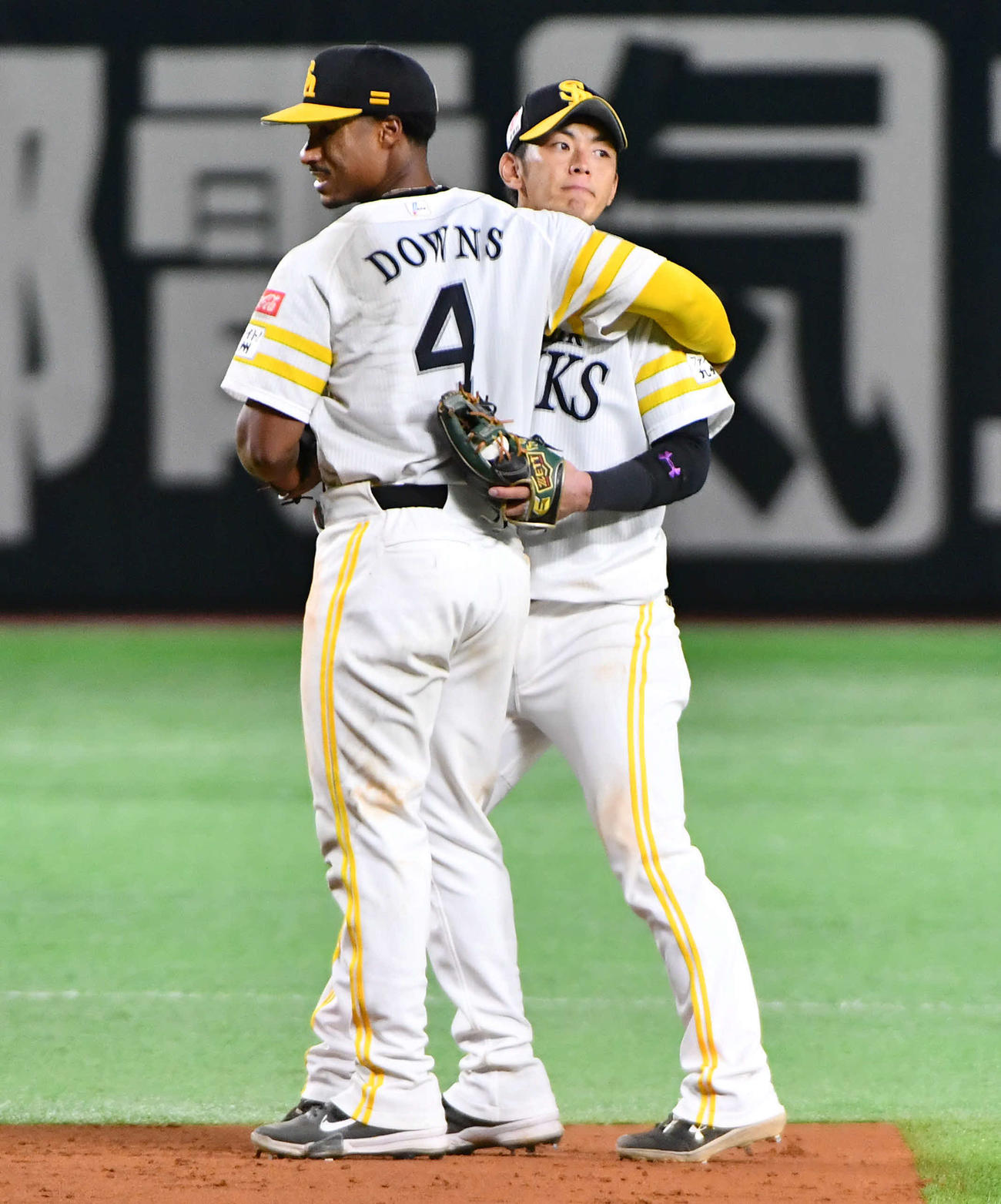 ソフトバンク対日本ハム　8回表日本ハム無死一塁、浅間の遊飛を捕球した今宮（右）と抱き合うダウンズ（撮影・岩下翔太）