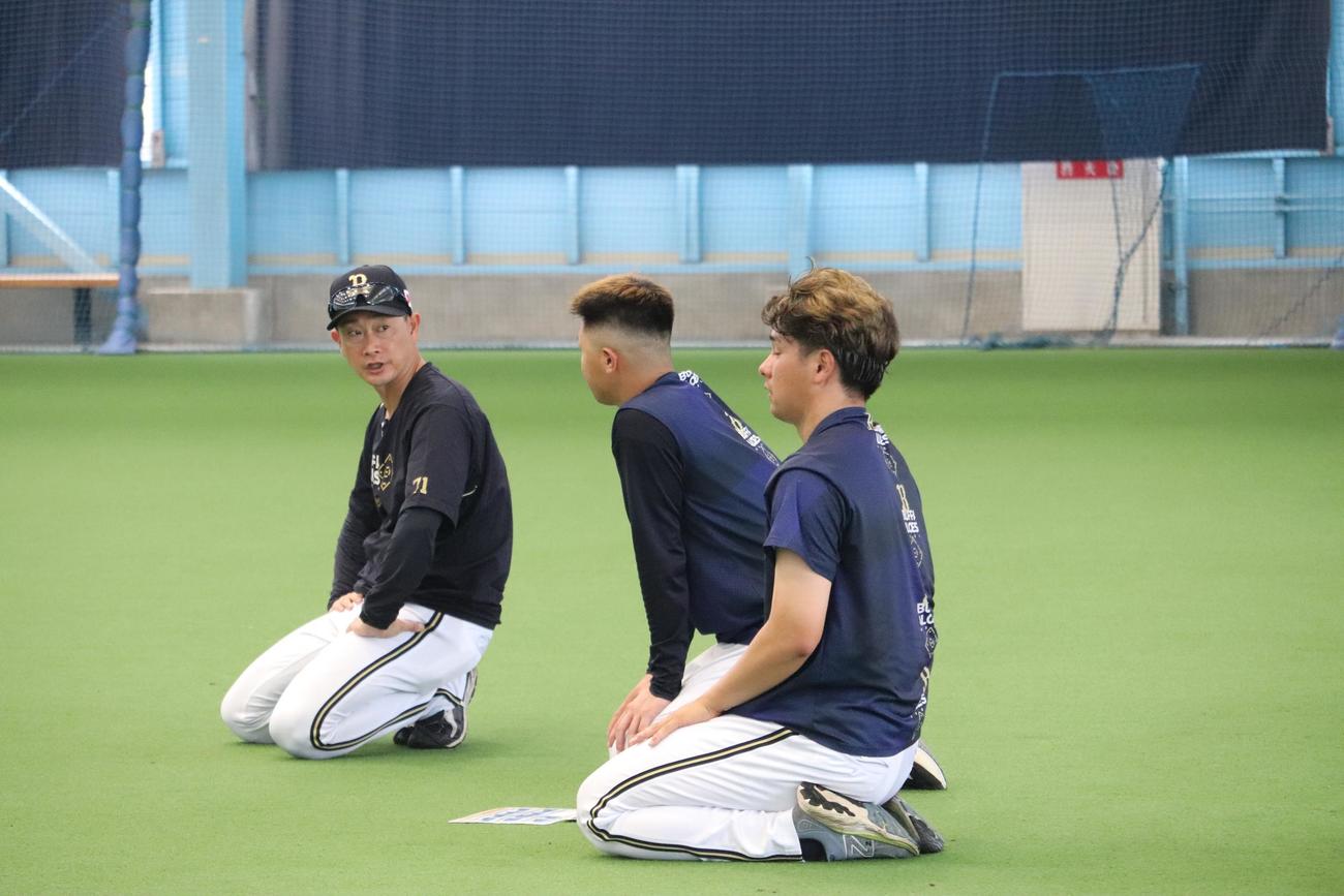 みやざきフェニックス・リーグ参加中の若手選手に声を掛けるオリックス岸田監督