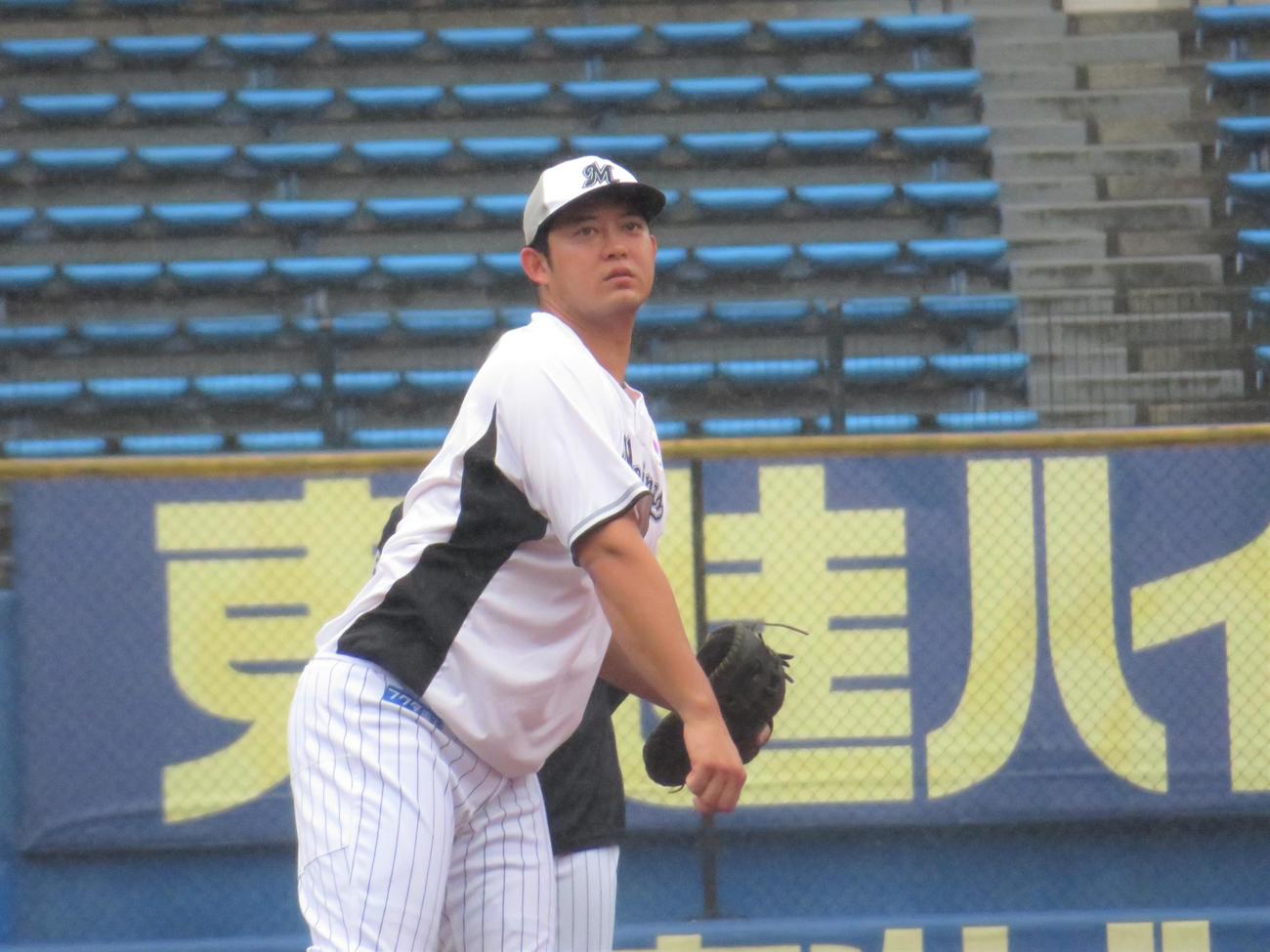 キャッチボールをおこなう佐藤（撮影・星夏穂）