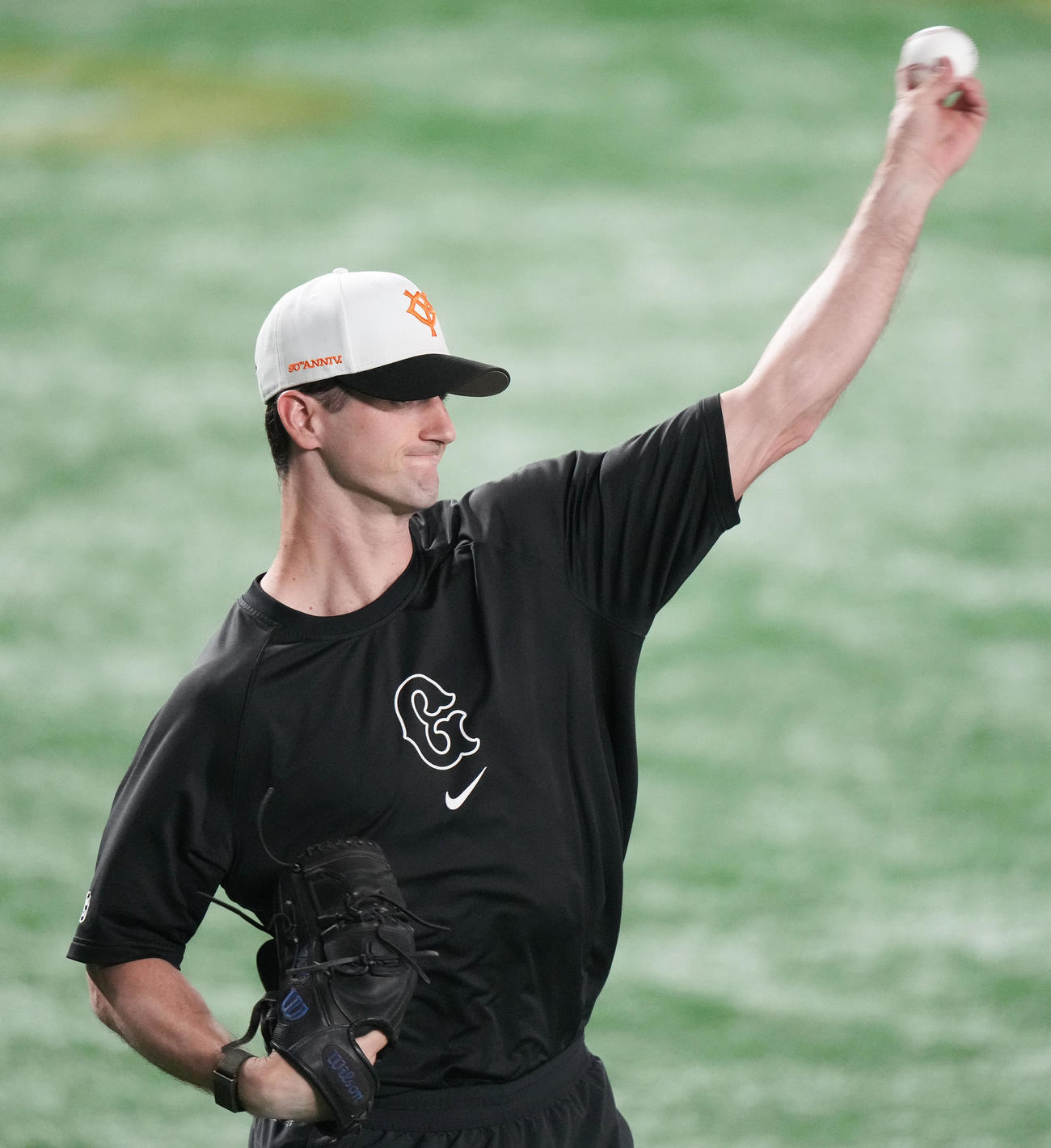 巨人対DeNA　試合前練習でキャッチボールする巨人グリフィン（撮影・鈴木みどり）