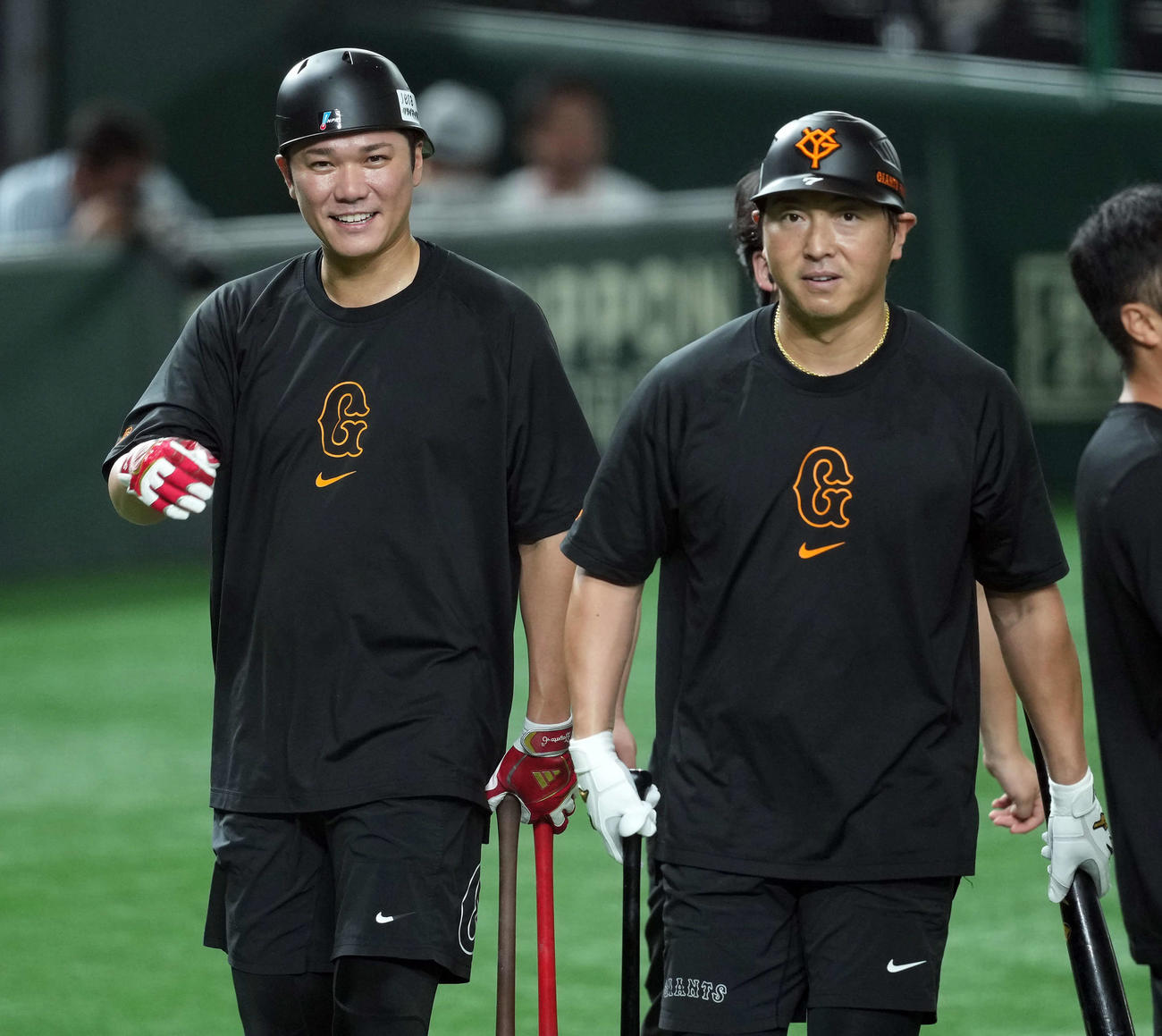 巨人対DeNA　練習を終え引き揚げる巨人長野（右）と坂本（撮影・たえ見朱実）