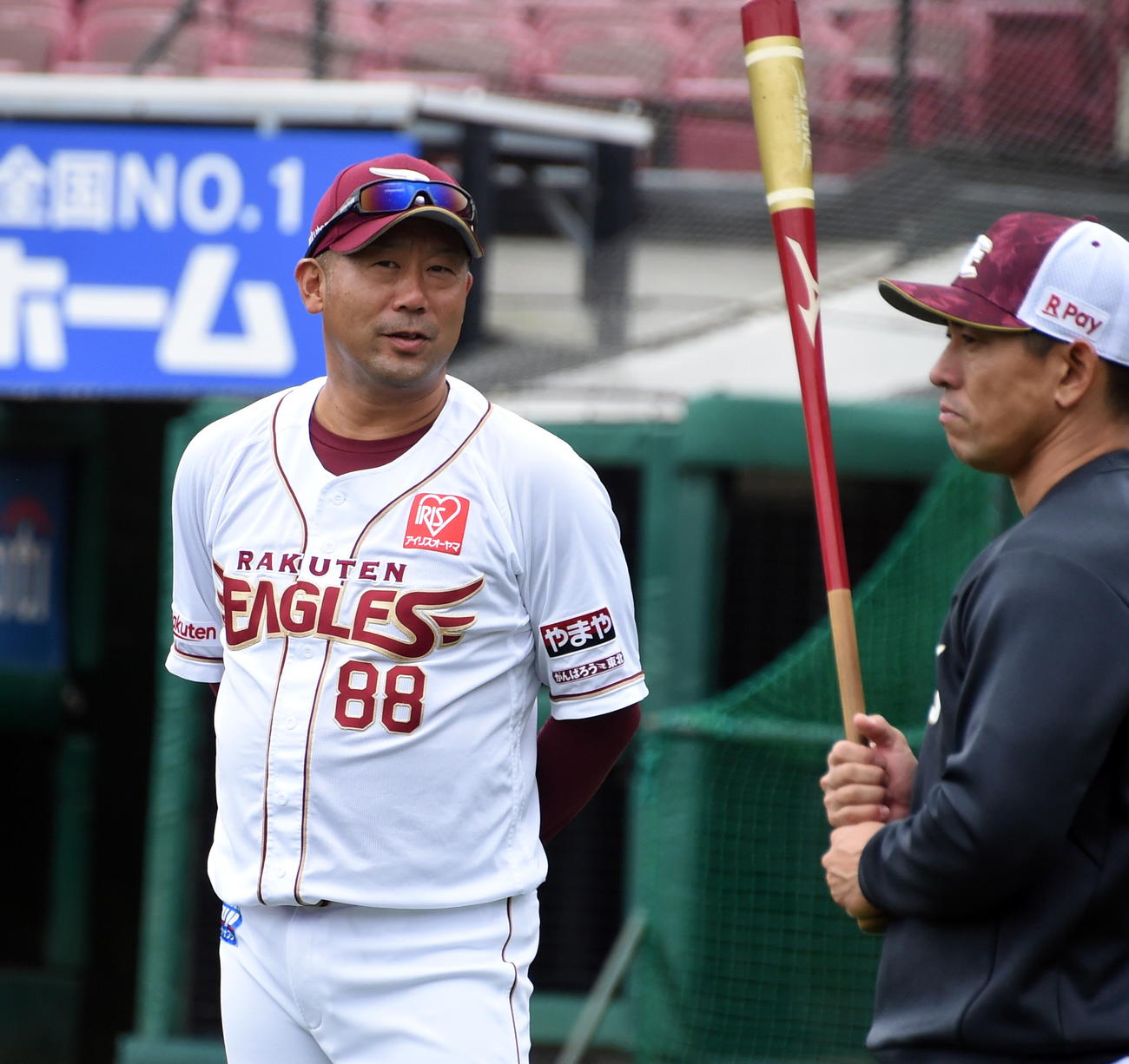 選手の動きをチェックする楽天三木新監督（左）と新任の森岡1軍野手コーチ（撮影・山田愛斗）