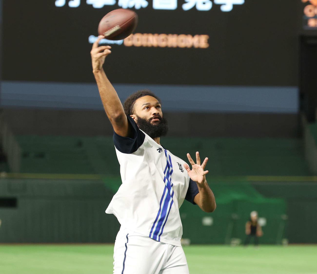 巨人対DeNA　試合前、アメフトのボールを投げるDeNAジャクソン（撮影・宮地輝）