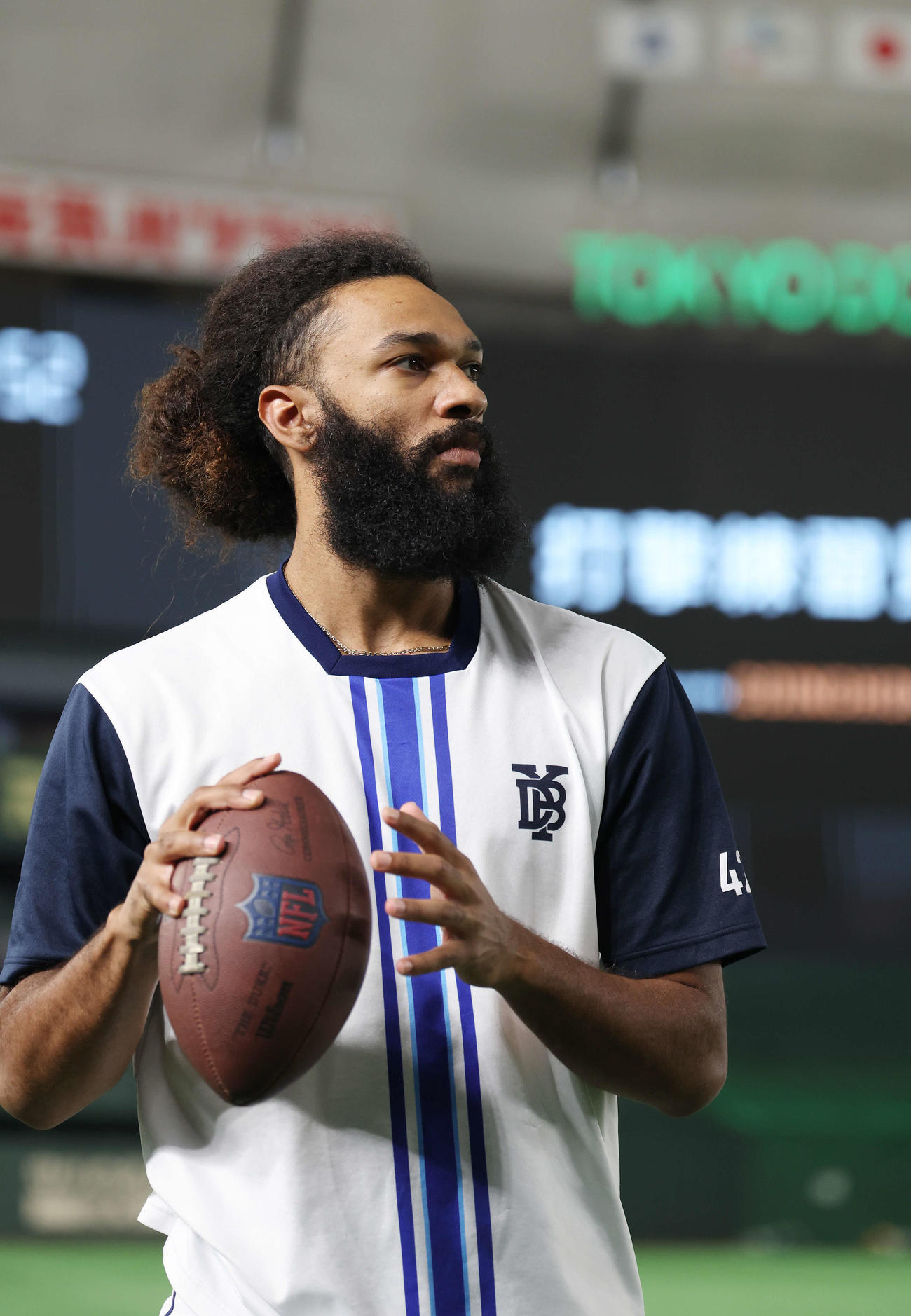 巨人対DeNA　試合前、アメフトのボールを手にするDeNAジャクソン（撮影・宮地輝）