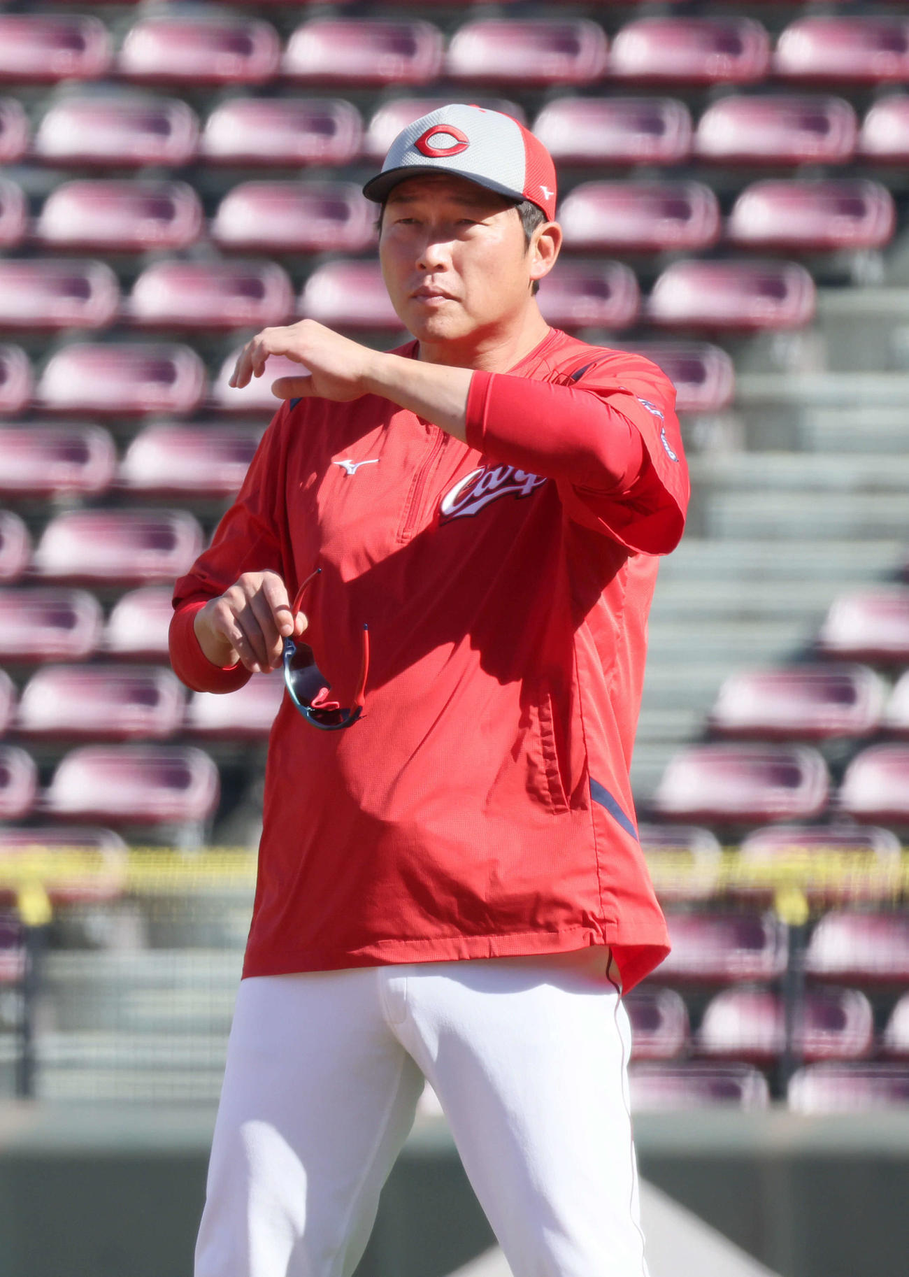 練習を見守る広島新井監督（撮影・加藤孝規）
