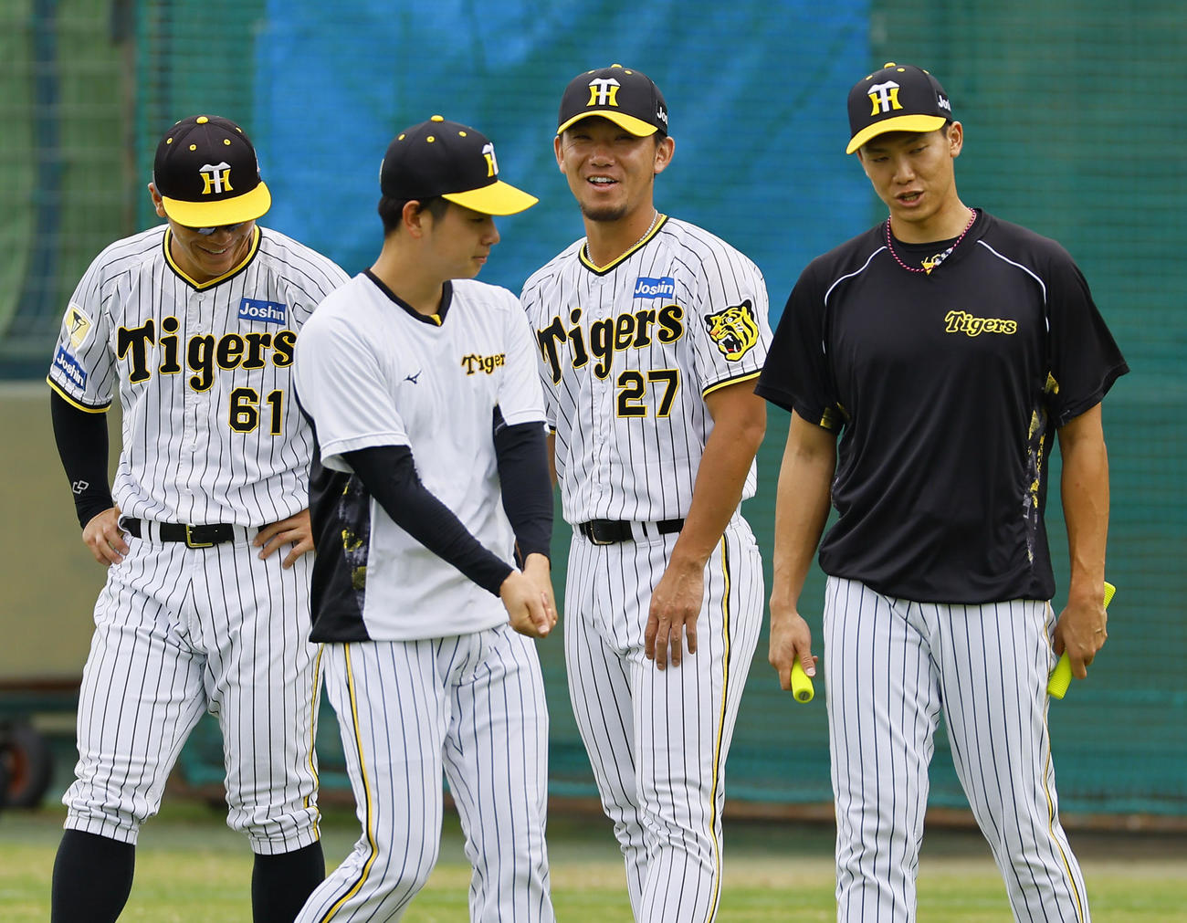 笑顔を見せる左から阪神豊田、下村、伊藤将、湯浅（撮影・藤尾明華）