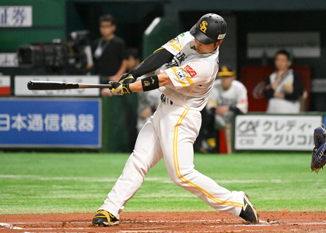 ソフトバンク対日本ハム　1回裏ソフトバンク2死二塁、近藤は適時二塁打を放つ（撮影・林敢治）