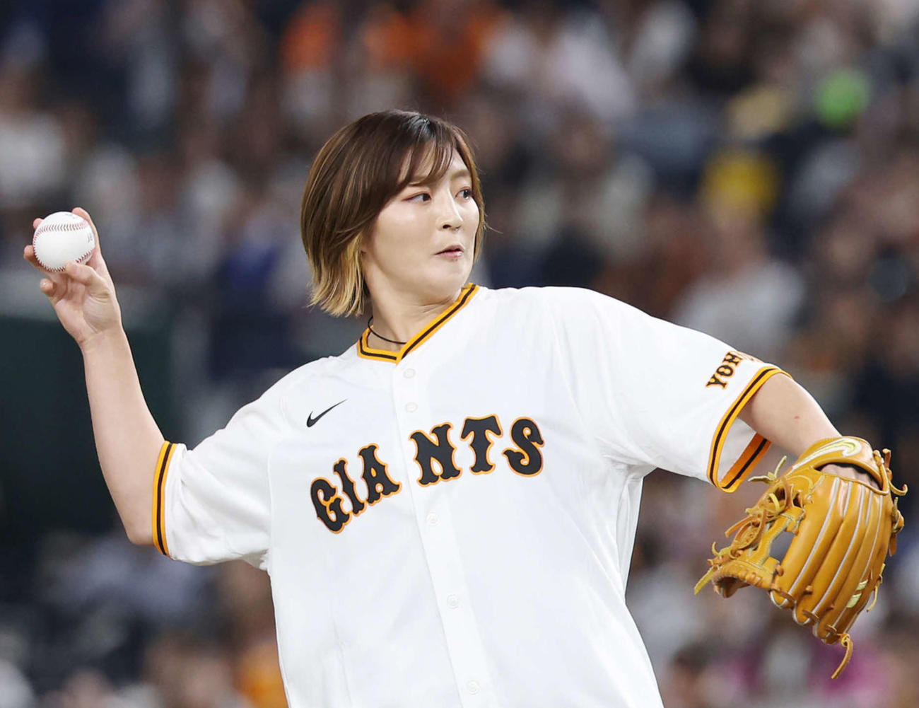 巨人対DeNA　試合前、セレモニアルピッチで投球するパリ五輪柔道金メダリストの角田（撮影・宮地輝）