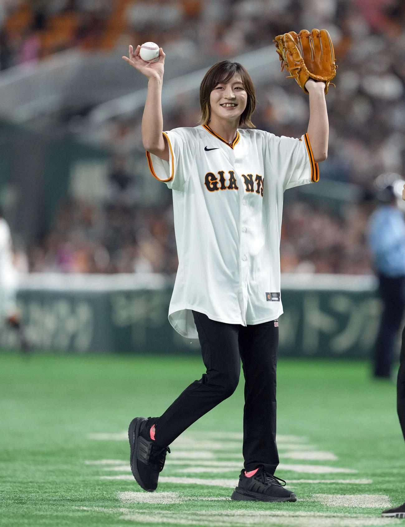 巨人対DeNA　始球式を務めた柔道の角田夏実（撮影・たえ見朱実）
