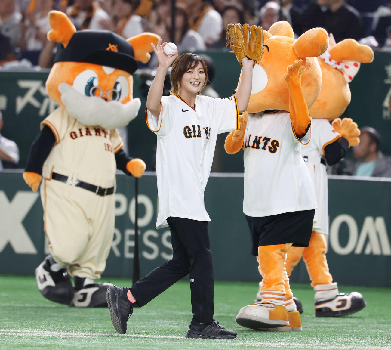 巨人対DeNA　試合前、セレモニアルピッチを務めたパリ五輪柔道金メダリストの角田（撮影・宮地輝）